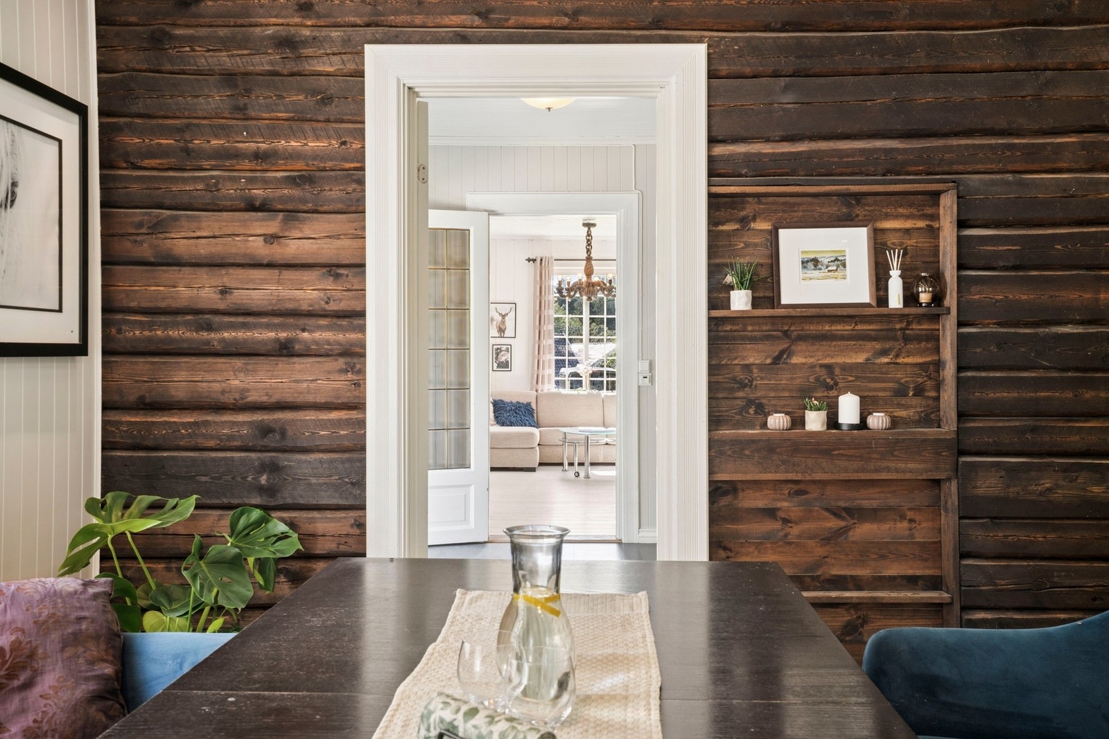 Boligen har tre stuer som gir naturlig soneinndeling - perfekt både til hverdag og fest. Galleribilde