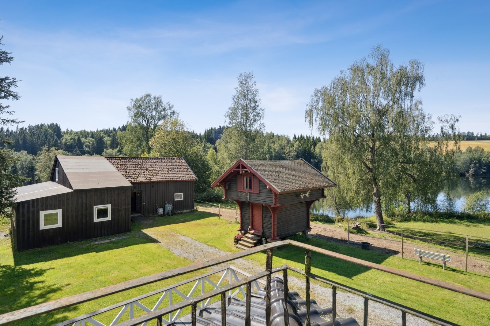 Herlig utsyn fra balkong i 2.etasje gir god oversikt over tunet! Galleribilde