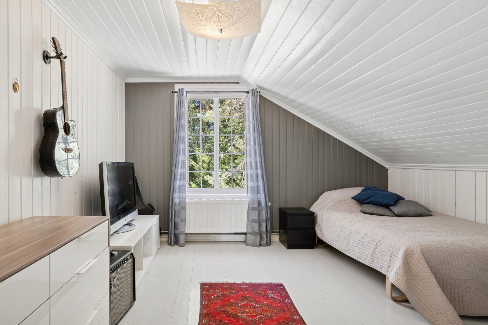 Boligen rommer fem soverom, alle beliggende i 2. etasje. Galleribilde