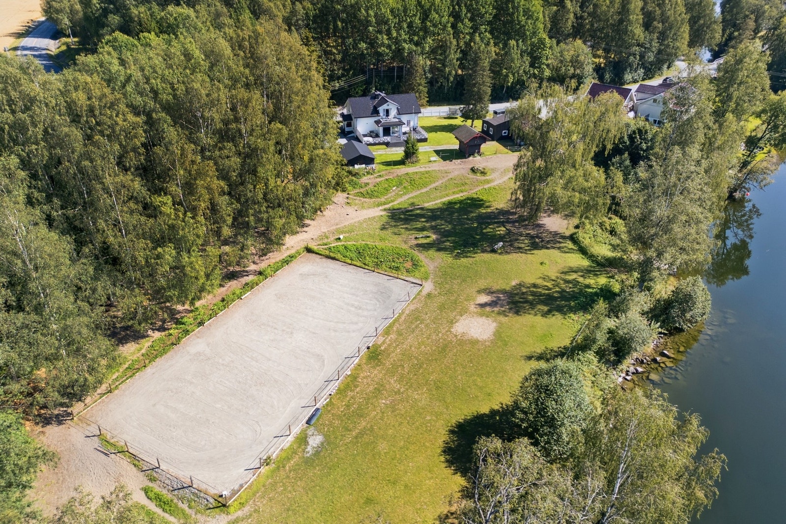 Godt drenert ridebane på 20 x 40 meter med sanddekke Galleribilde