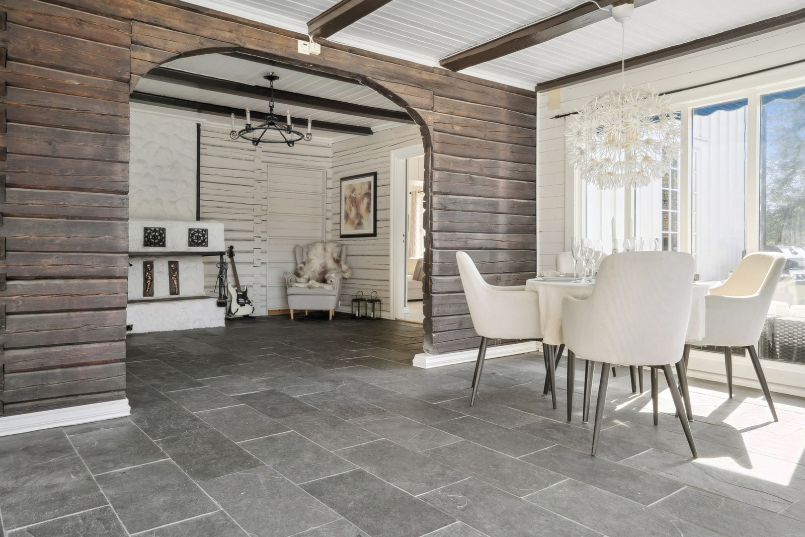 Flislagt gulv med varme og delikate detaljer gir en kombinasjon av landlig og moderne preg. Galleribilde
