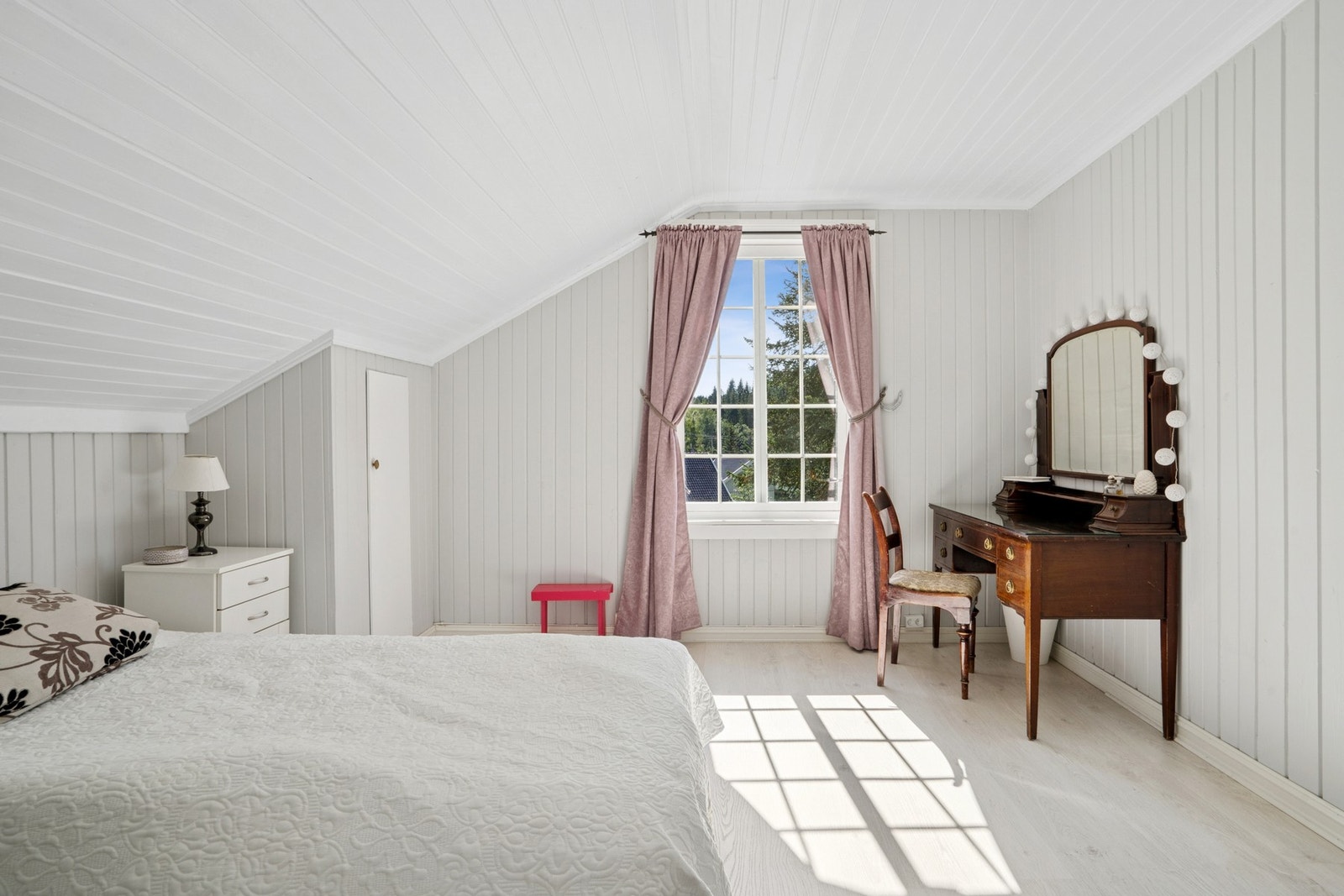 Soverommene er romslige med god plass til seng, garderobe og nattbord. Galleribilde