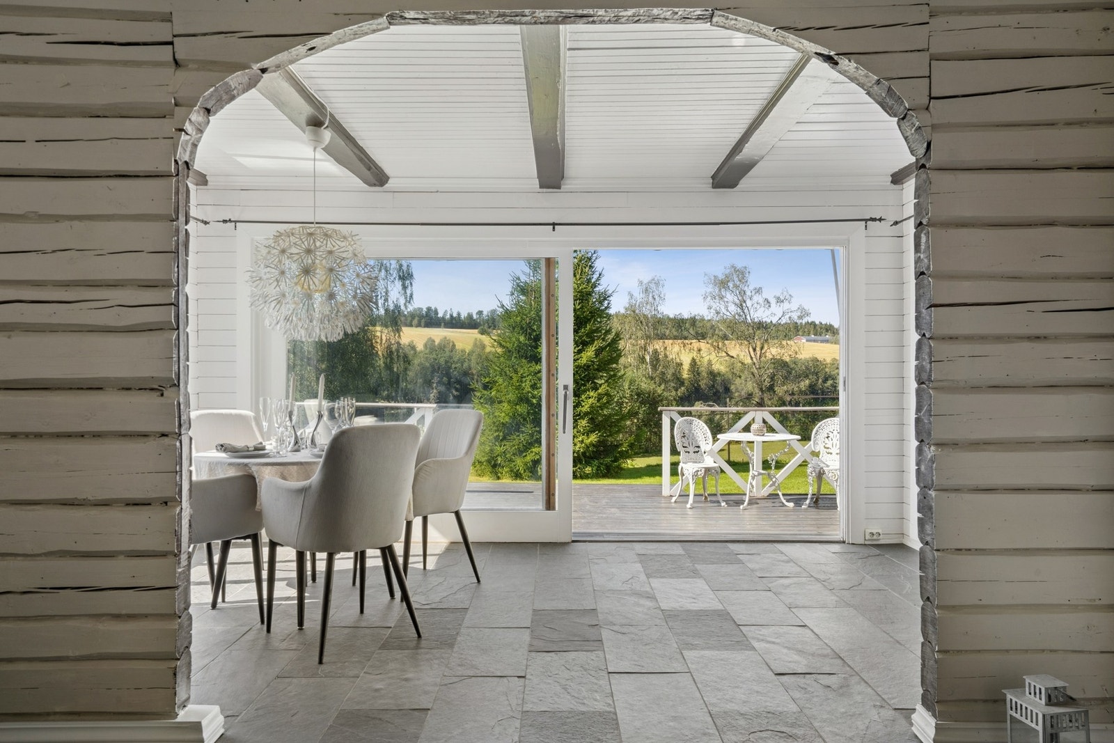 Vinterhagen med spiseplass ligger praktisk til ved kjøkkenet og byr på fantastisk utsyn til hagen og naturen utenfor. Galleribilde