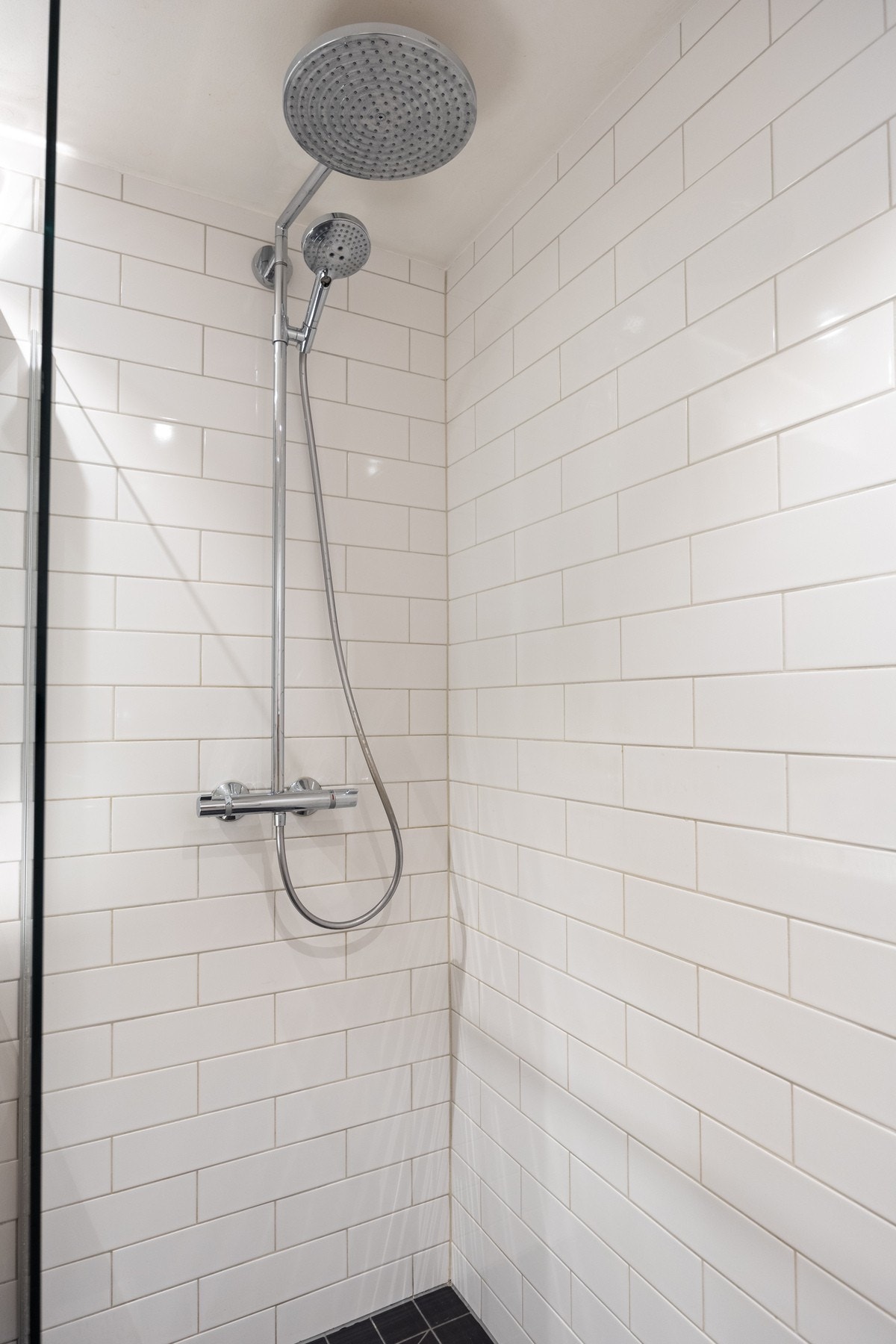 Stor dusjhjørne med dusjarmatur tilkoblet hånddusj og regndusj. Galleribilde