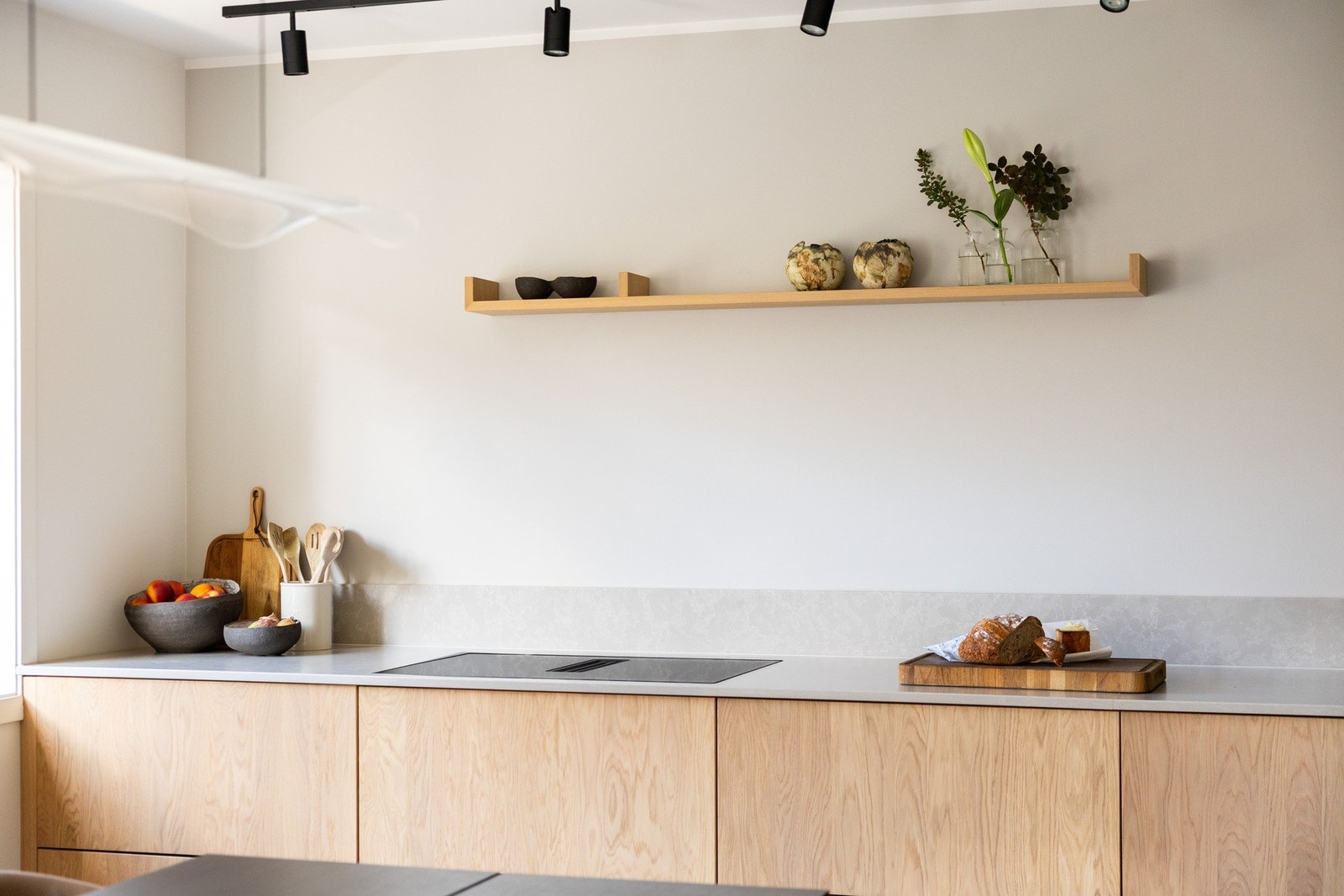 Sosialt og luftig kjøkken med praktiske løsninger samt godt med både skap- og benkeplass. Galleribilde