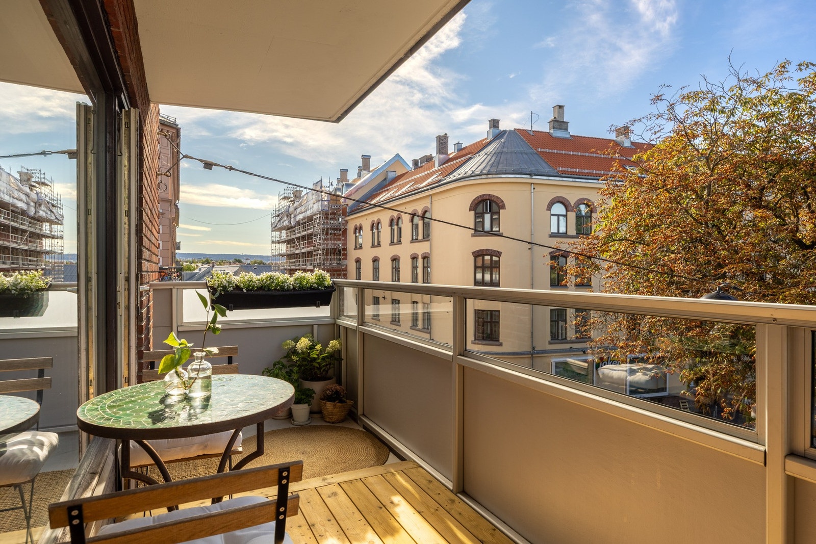 Sydvestvendt balkong med gode solforhold fra morgen til kveld. Galleribilde