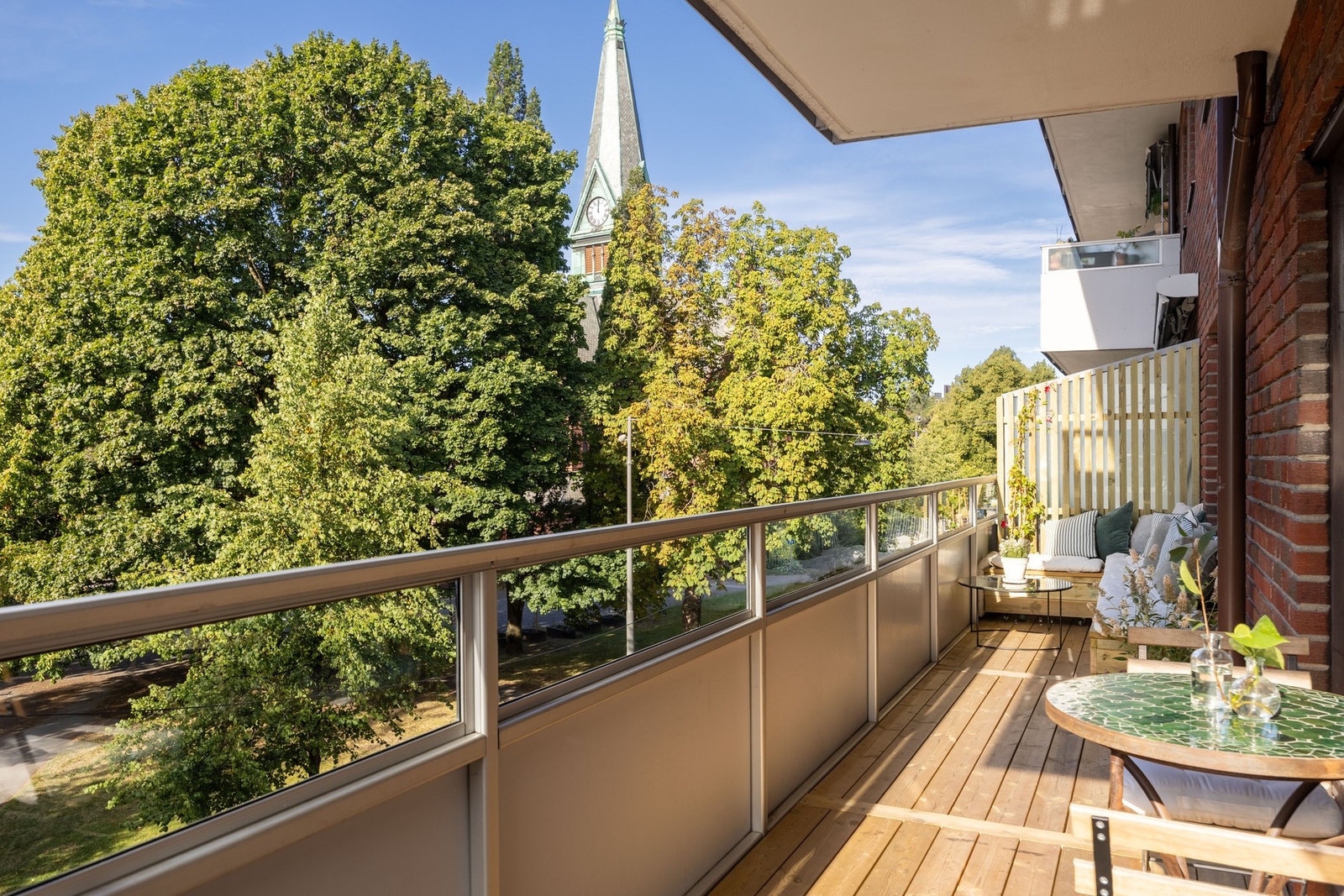 Sentral og populær beliggenhet med gangavstand til alt man trenger i hverdagen. Galleribilde