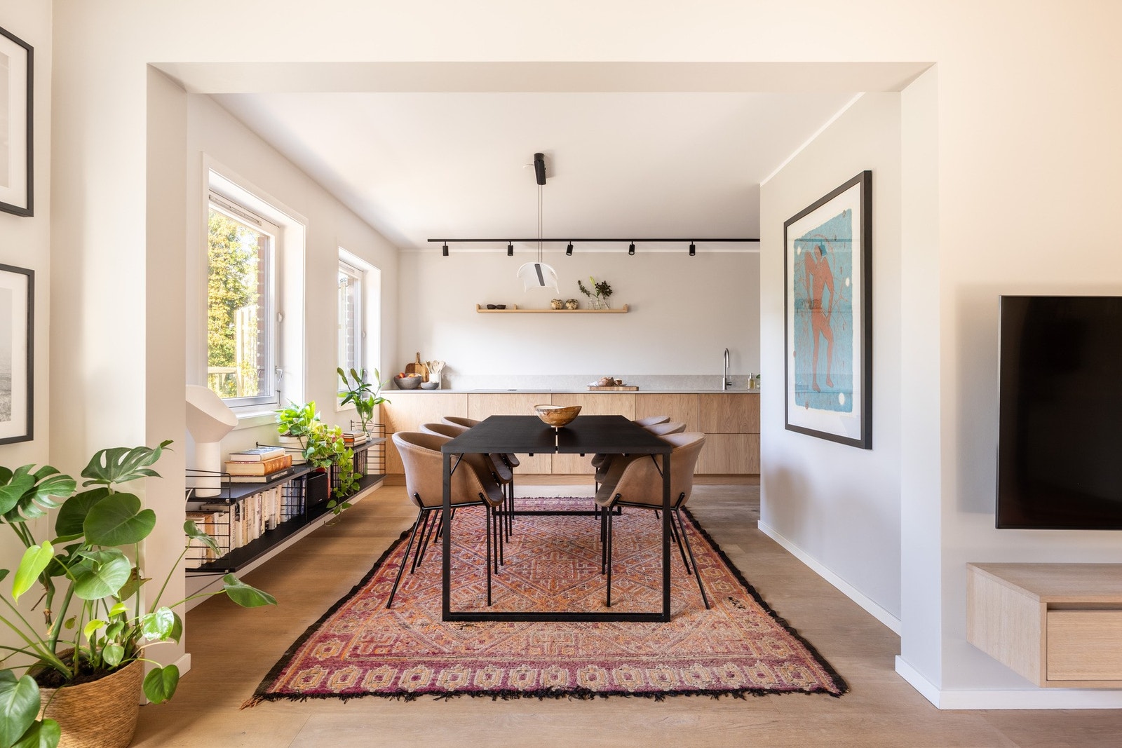 Praktisk planløsning med åpen kjøkkenløsning vendt mot stue. Galleribilde