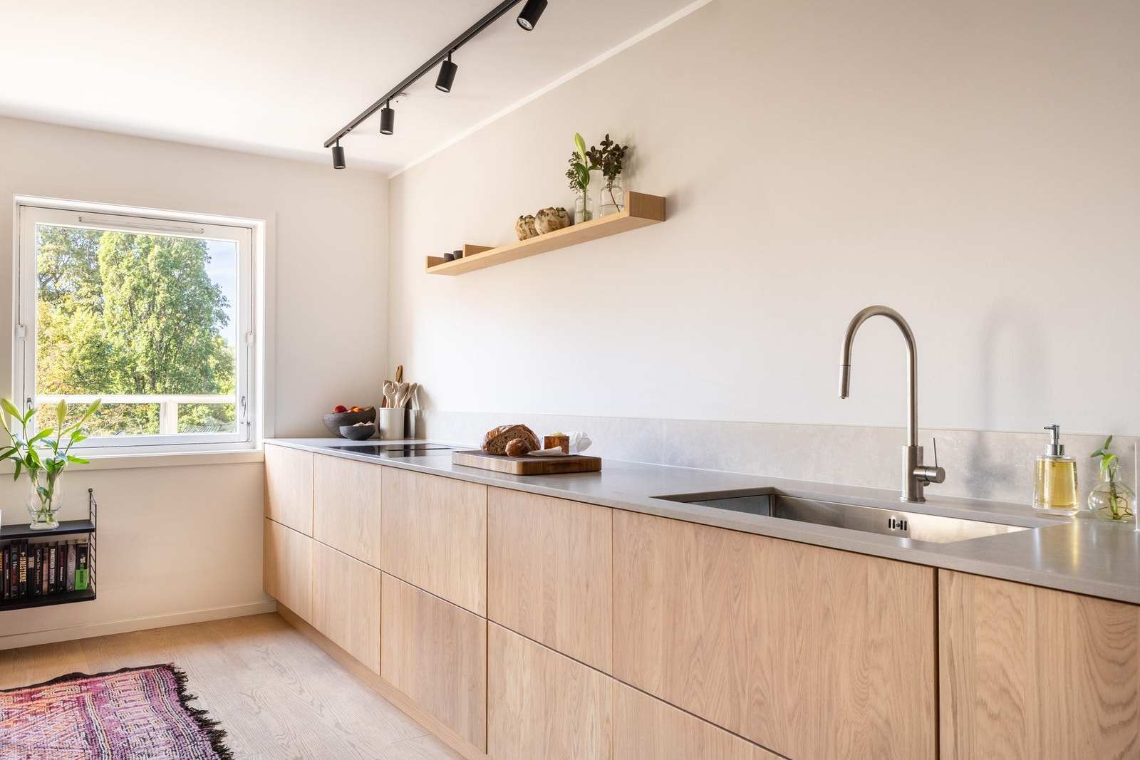 Stilrent eike-kjøkken fra november 2024 og benkeplate i kompositt. Galleribilde