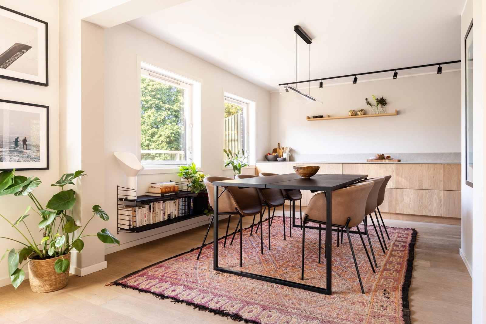 Lyset som strømmer inn i leiligheten gjennom de store vinduene. Galleribilde