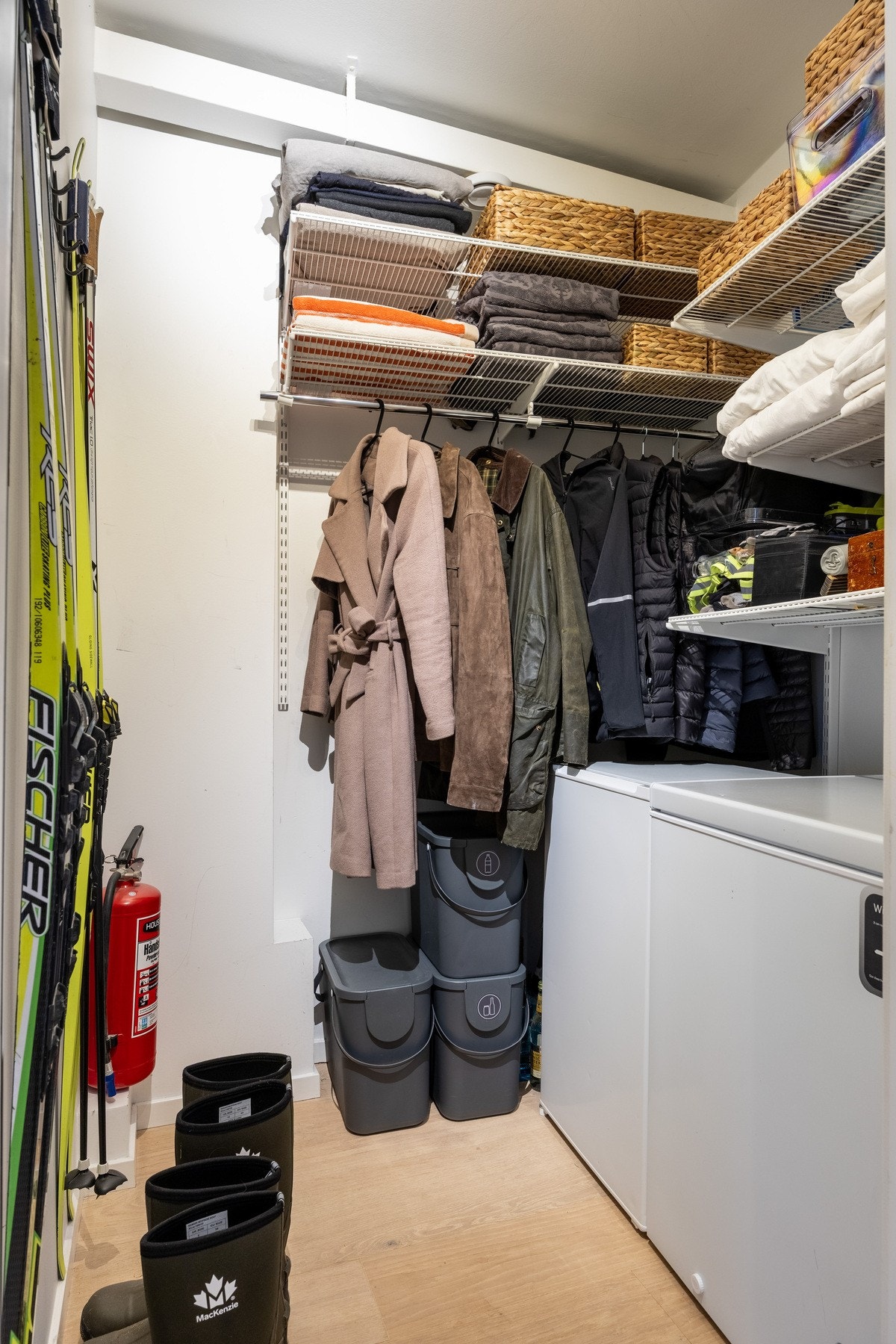 Stor, praktisk innvendig bod med gode lagringsmuligheter. Galleribilde