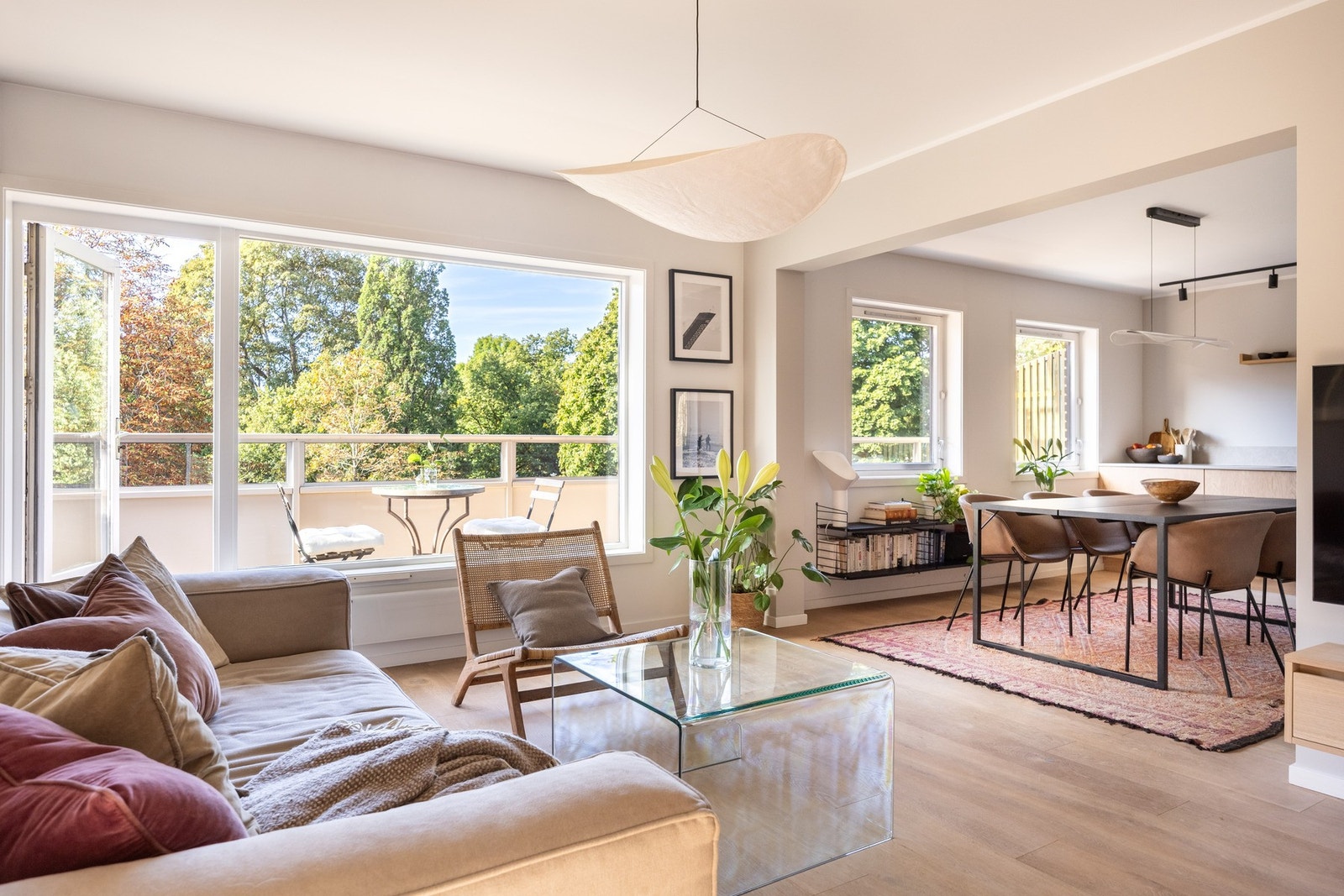 Lekker, lys 3-roms selveierleilighet med solrik balkong på hele 13 kvm og garasjeplass. Galleribilde