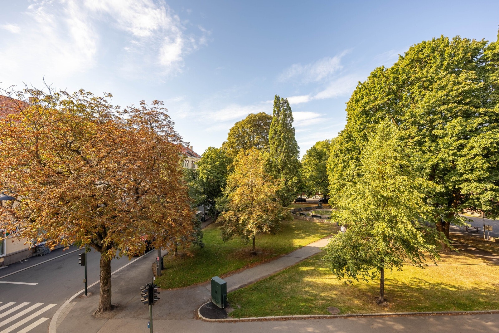 Høytliggende og tilbaketrukket beliggenhet vendt mot Sagene kirkepark, rolige omgivelser. Galleribilde