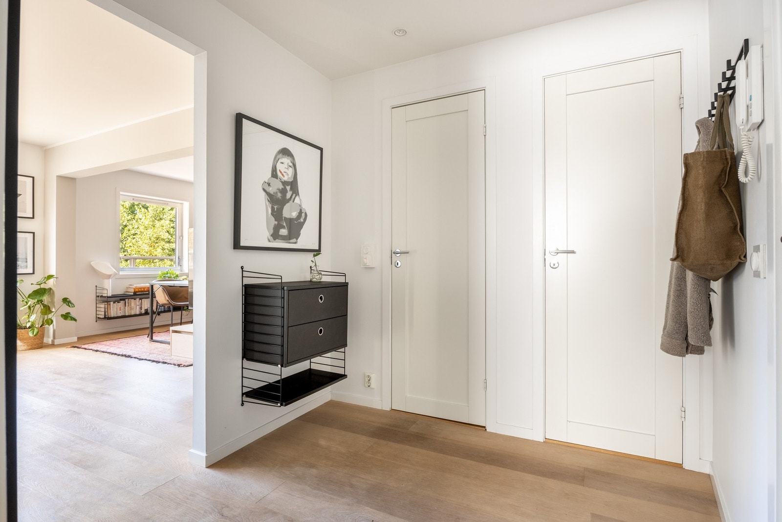 Lys og romslig entré med plass til ønskelige møblementer. Galleribilde