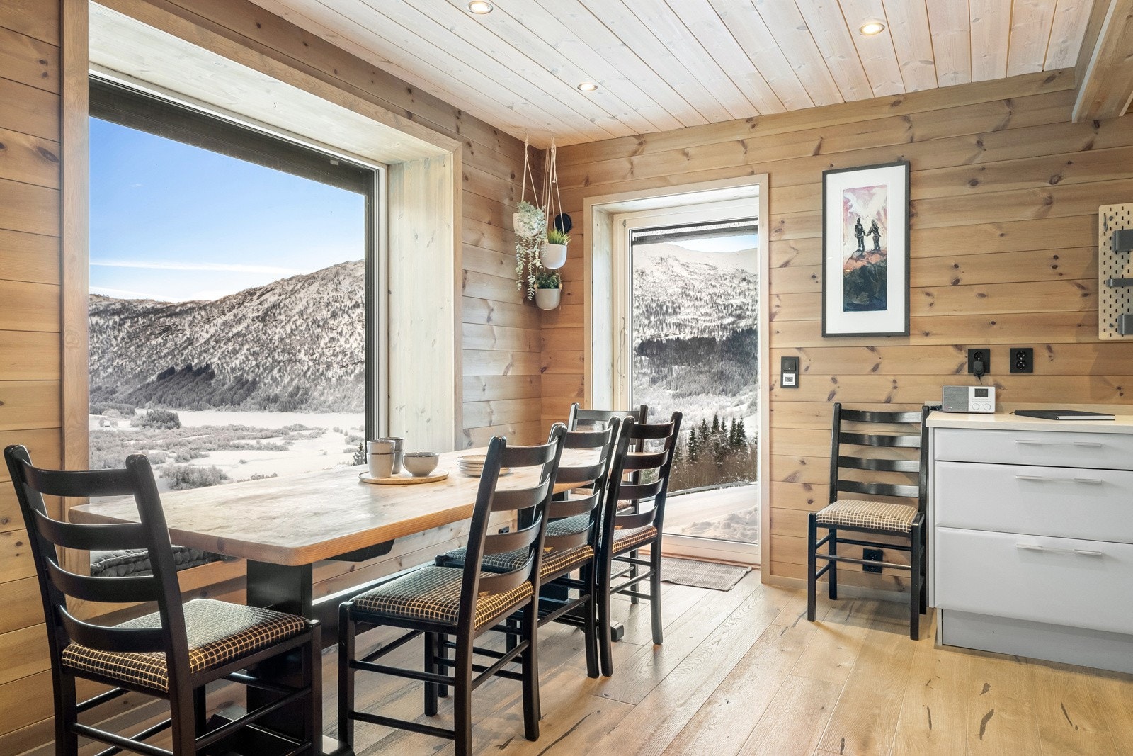 Åpen stue-/kjøkkenløsning med plass til langbord. Utgang til terrasse. Galleribilde