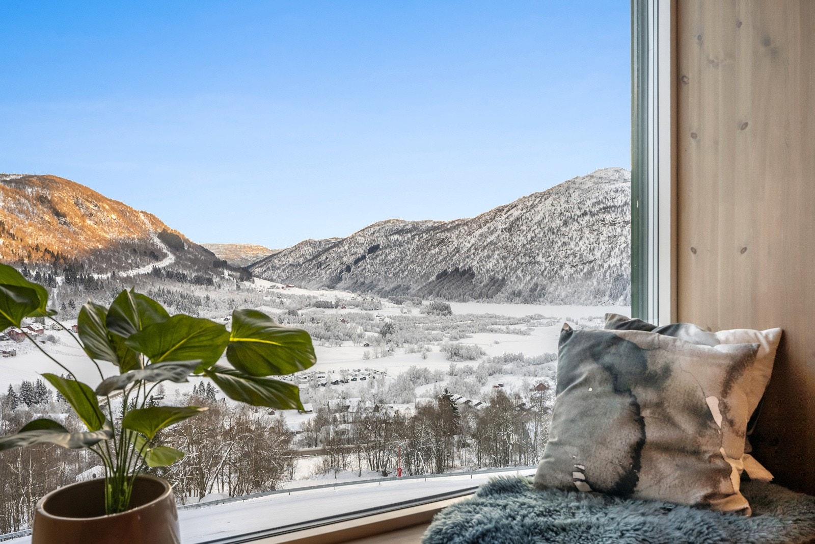 Dype vinduskarmer med sitteplass - her kan kaffikoppen nytes sammen med den herlige utsikten. Galleribilde