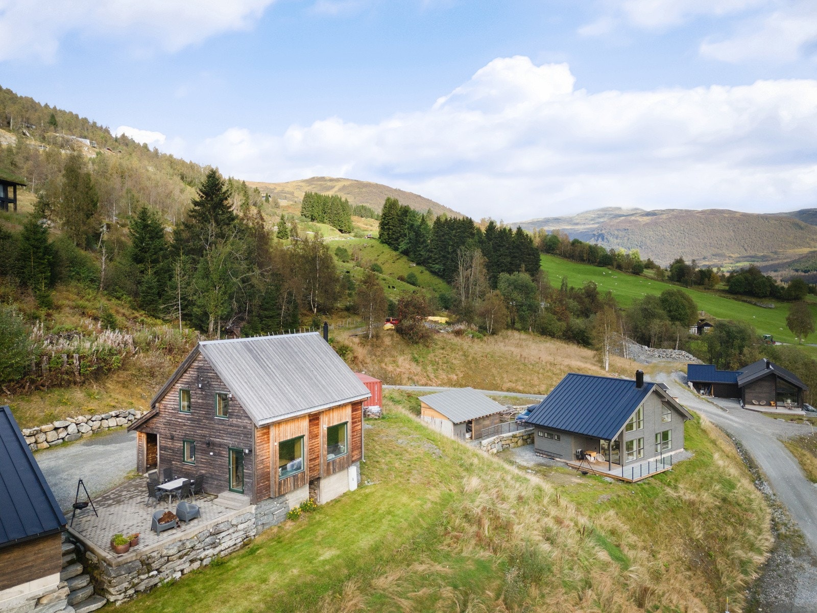 Boligen har en meget flott beliggenhet, 5 minutter før du kommer til Myrkdalen Fjellandsby, gode 2 timer fra Bergen og 28 km fra Voss sentrum. Galleribilde