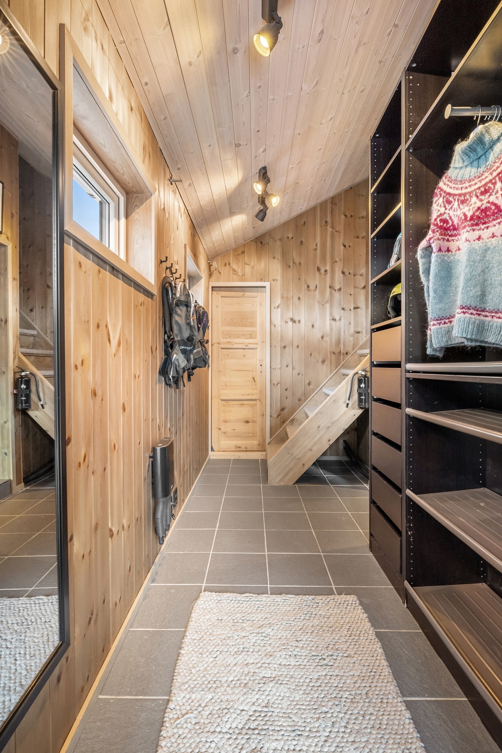 Gang med oppbevaringsplass og skyvedørsgarderobe. Galleribilde