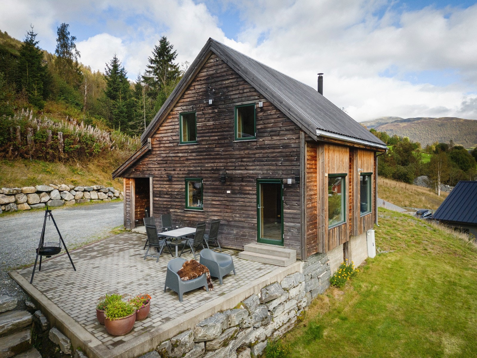 Boligen går over to plan pluss hems og er fornyet/ombygget i perioden 2013-2018. Galleribilde