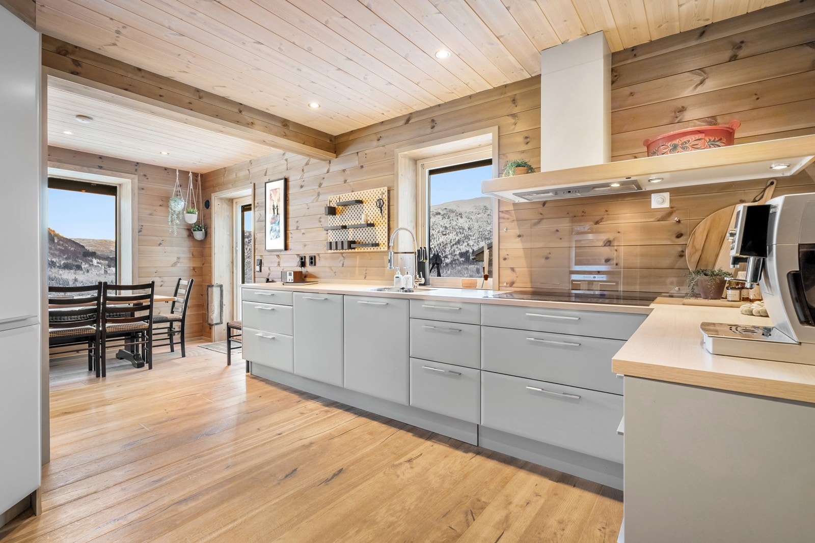 Lekkert kjøkken med innredning fra Sigdal. Galleribilde