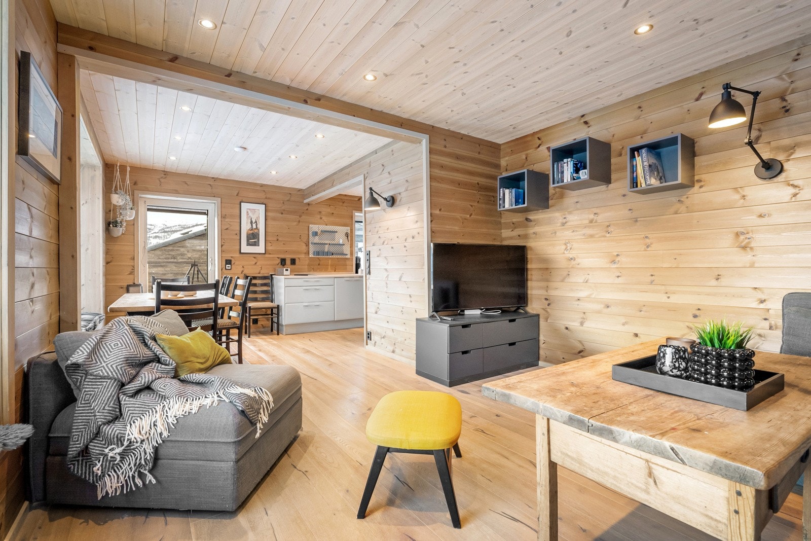 Tv-stue som ligger i tilknytning til spisestue/kjøkken. Galleribilde