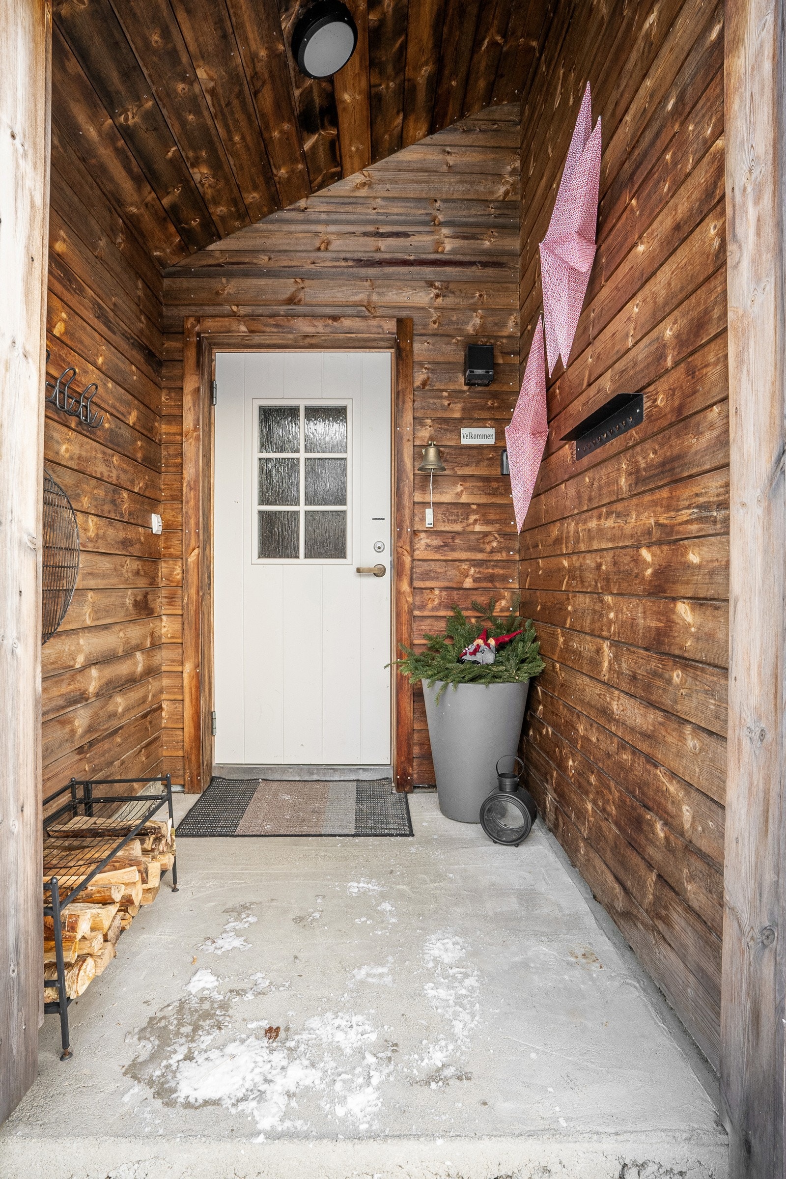 Praktisk overbygget inngangsparti. Galleribilde