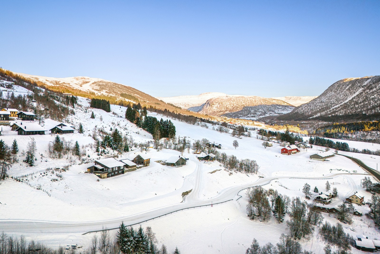 Det kommer en tallerkenheis ca. 50 meter fra tomten, jfr. illustrasjon vedlagt salgsoppgaven. Her snakker man tilnærmet ski-in/ski-out! Galleribilde
