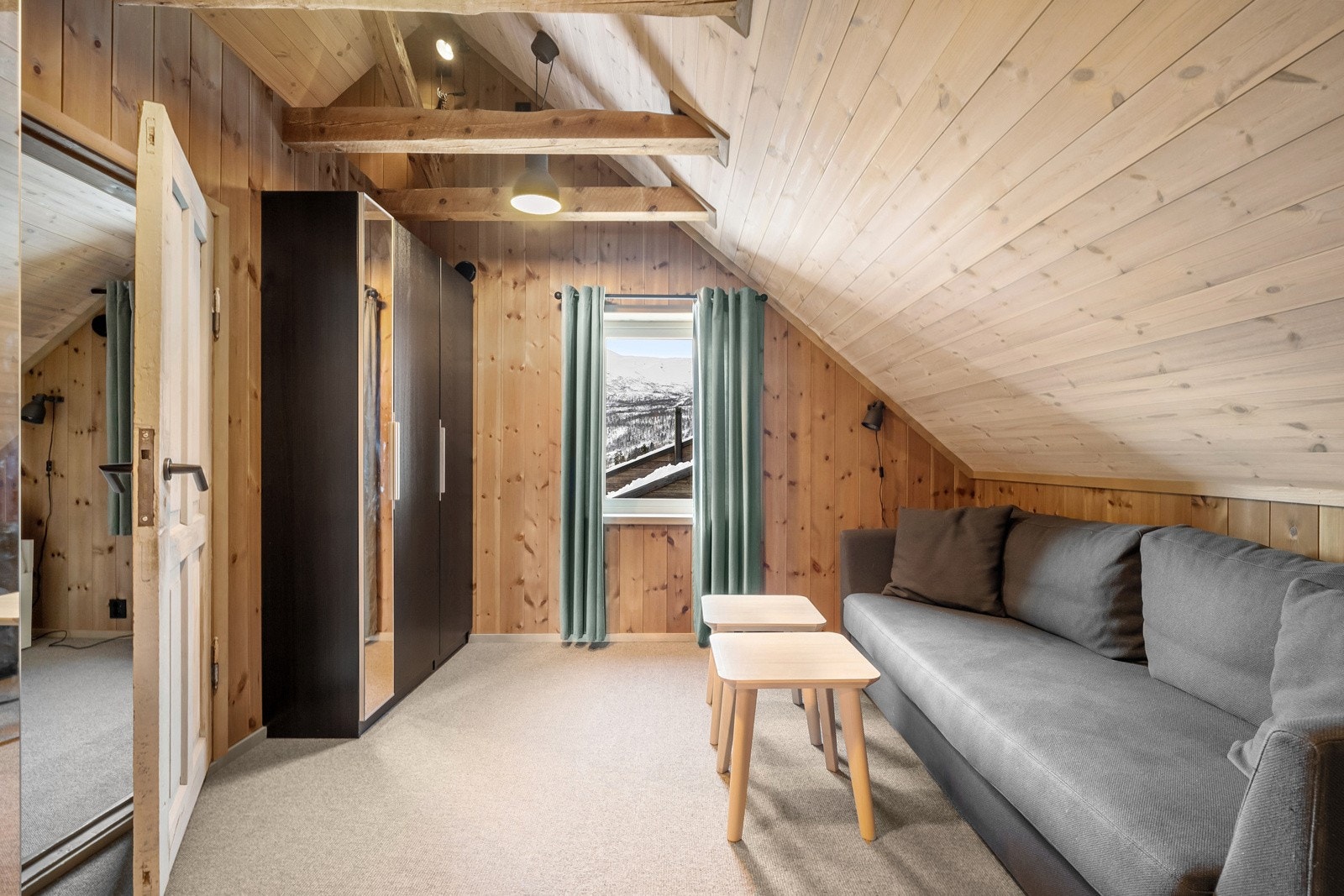 Et av rommene er i dag innredet som tv-stue. Galleribilde