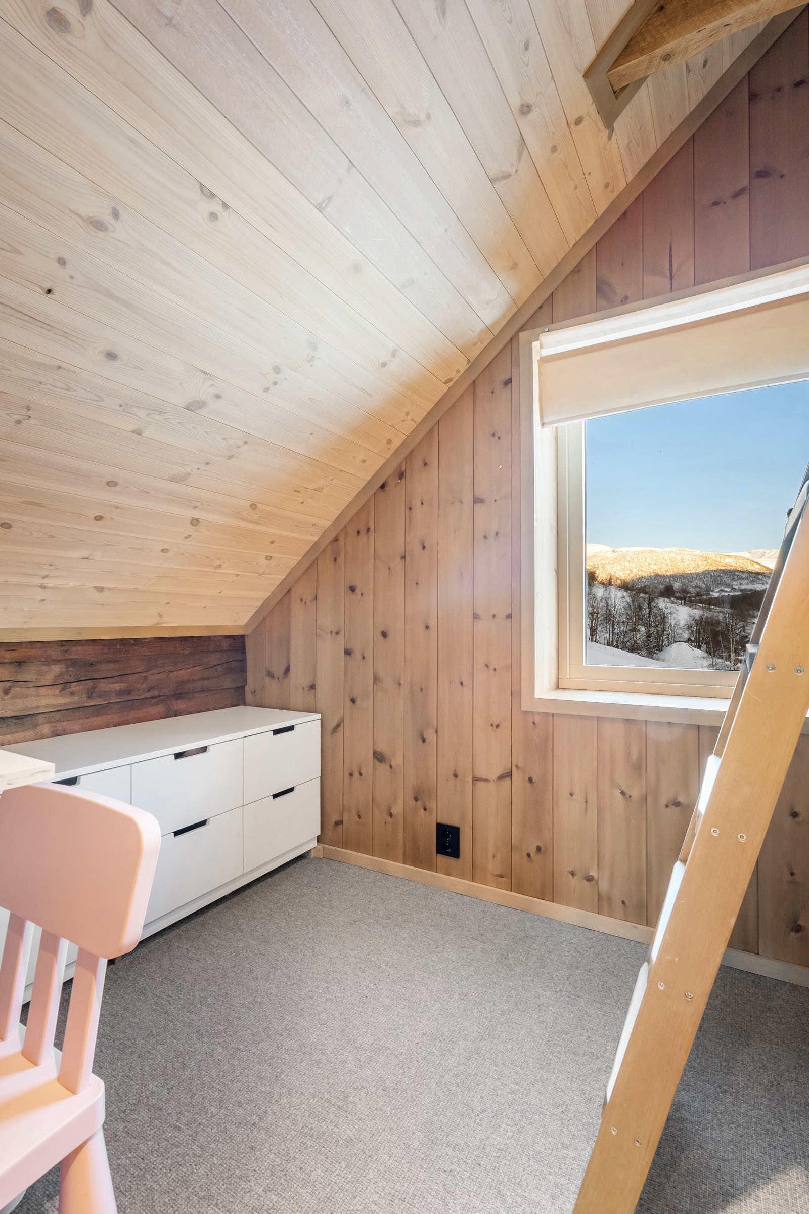 Lekerom med trapp til hems. Galleribilde