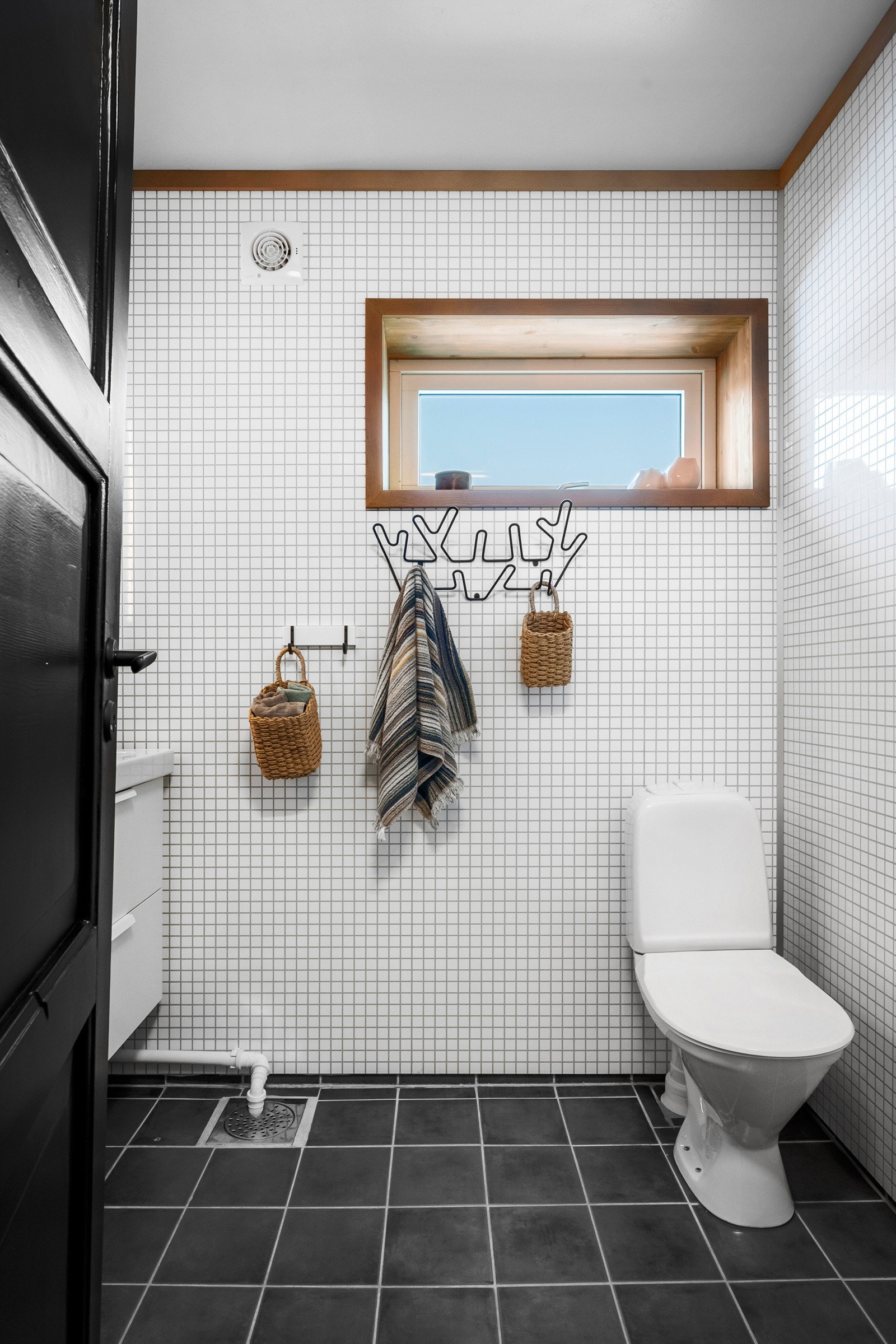 Praktisk bad med fliser på gulv og i dusjsonen. Varmekabler i gulv. Galleribilde