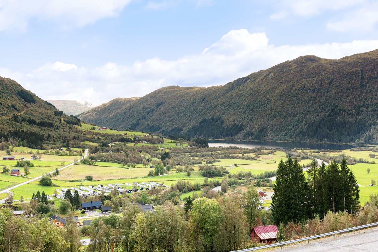Uslåelig utsikt nedover dalen. Myrkdalen byr på snøsikre forhold og flotte turområder året rundt. Galleribilde