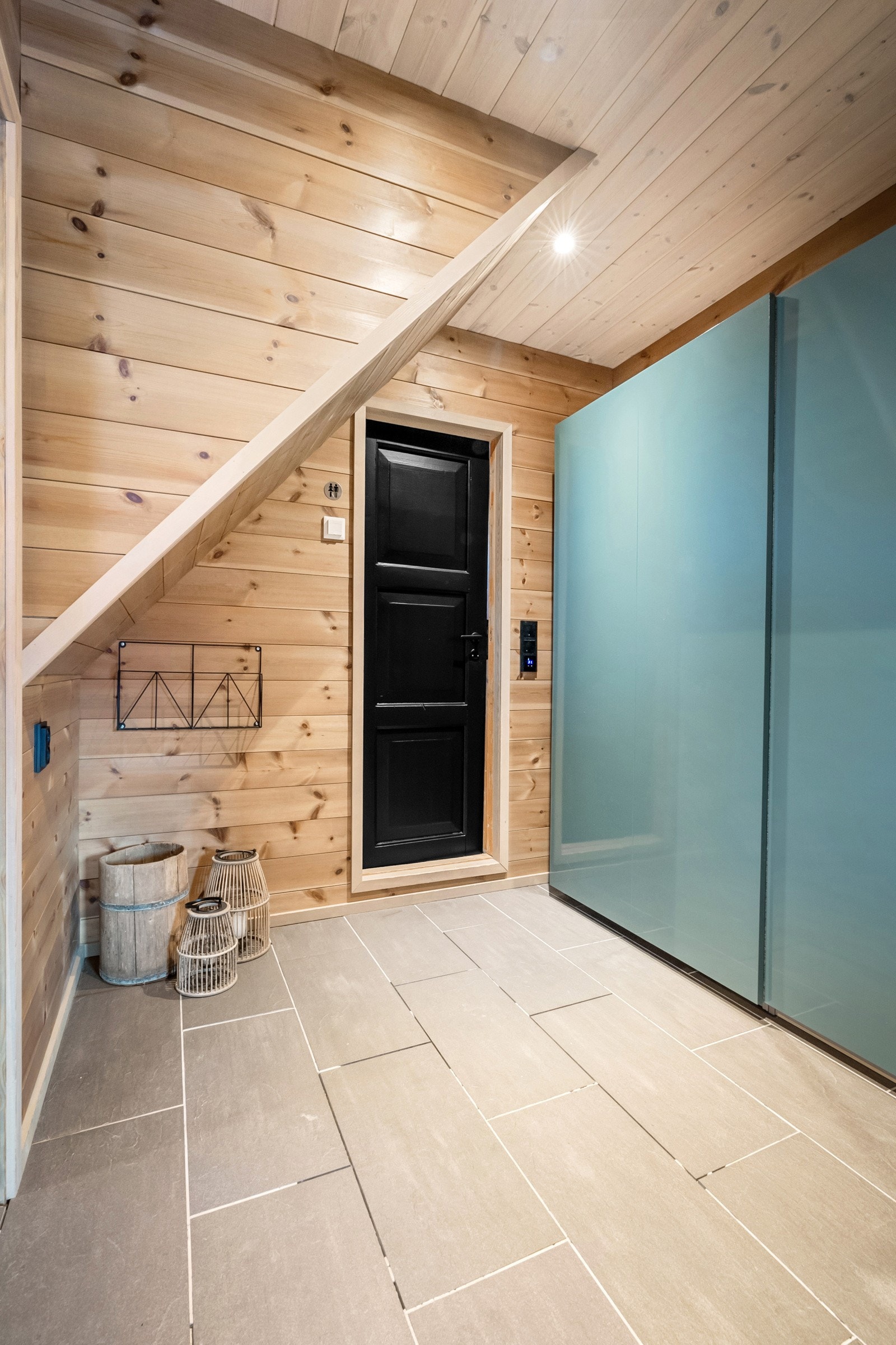 Flislagt gulv og flott panel på vegger og i tak. Galleribilde