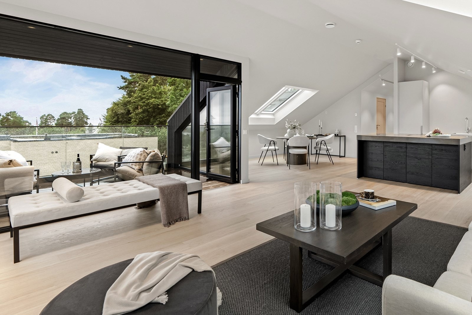 Leiligheten har et gulvareal på hele 139 m² og hver kvadratmeter er svært gjennomført Galleribilde