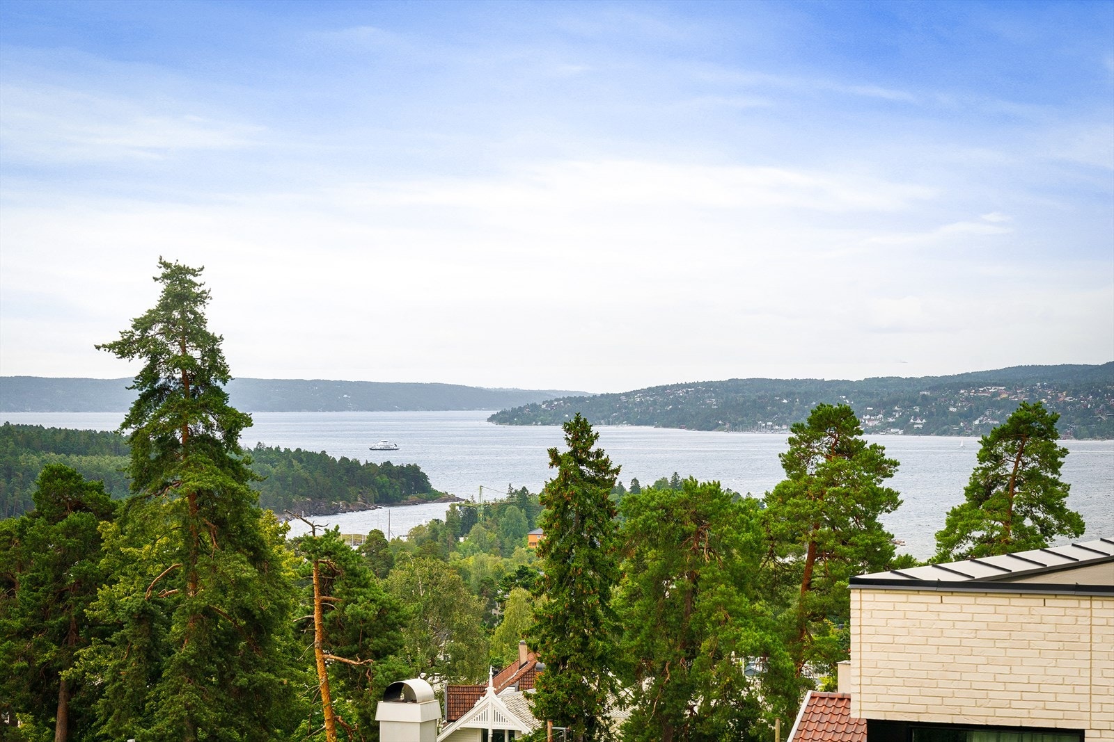 Her kan du nyte solen gjennom store deler av dagen, invitere til selskap eller slappe av i rolige omgivelser Galleribilde