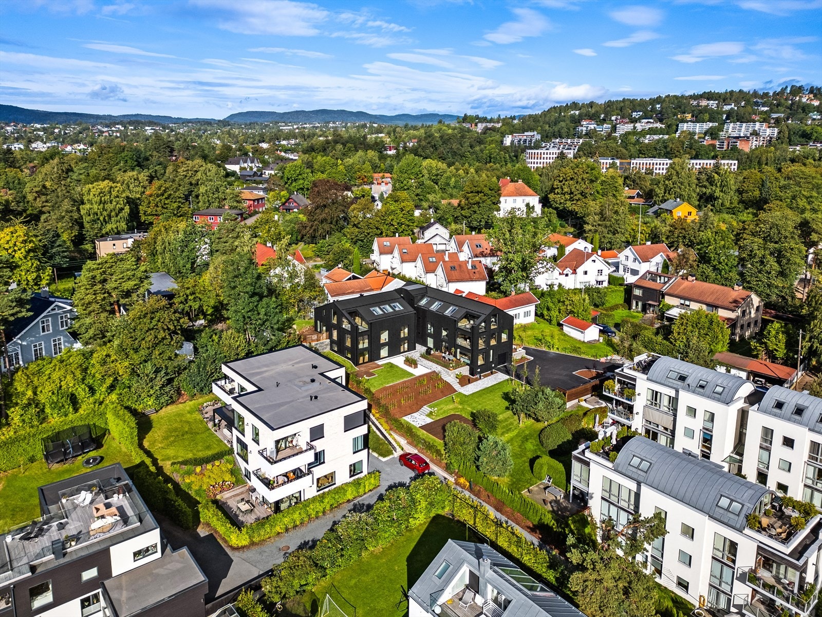 Her finner man flotte gang- og sykkelstier som strekker seg langs vannet, perfekte for både trening og rekreasjon. Om sommeren kan man også nyte bading og båtliv i fjorden Galleribilde