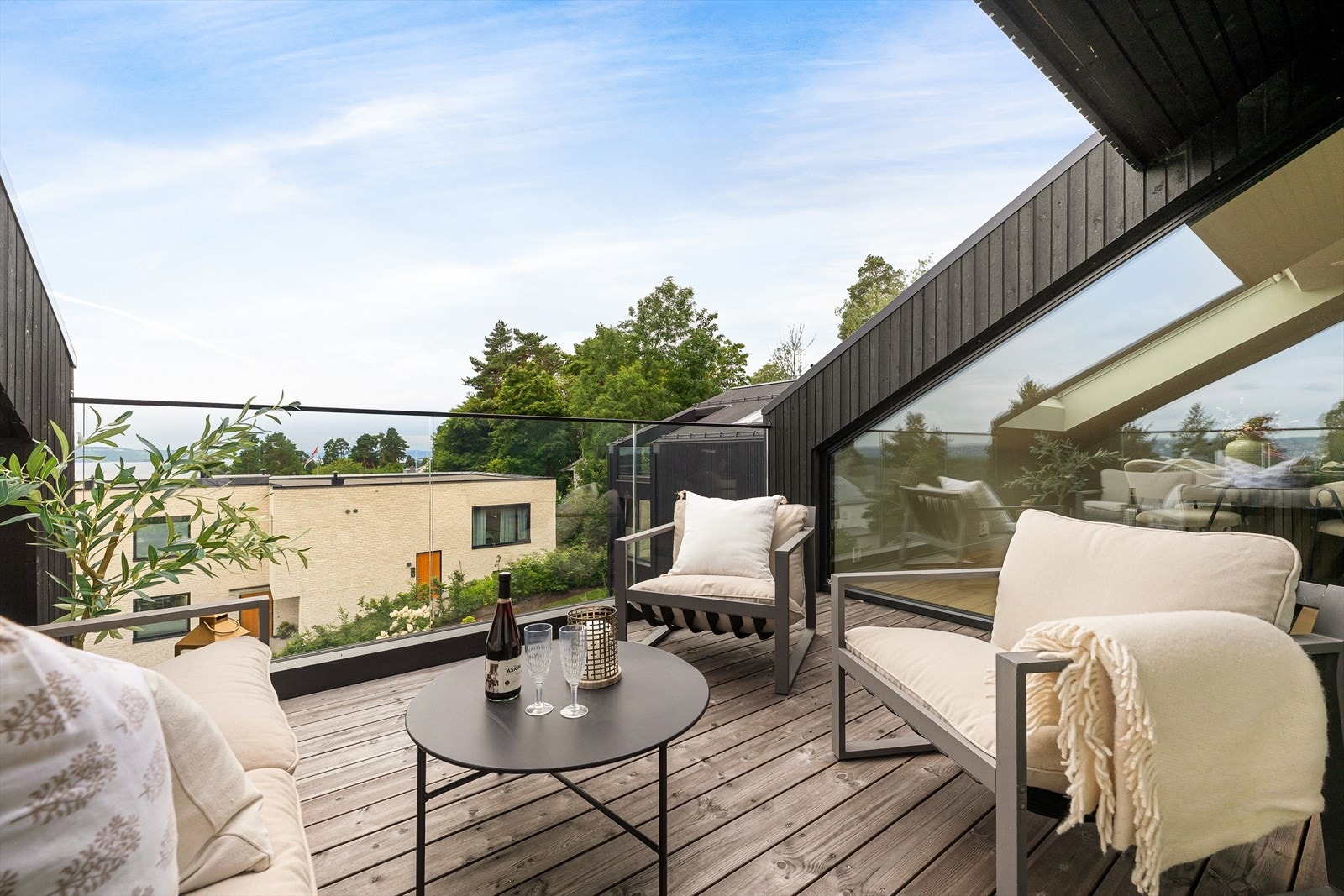 Takterrassen forlenger oppholdsarealet og inviterer til både hverdagskos og sosiale sammenkomster med panorama over fjorden Galleribilde