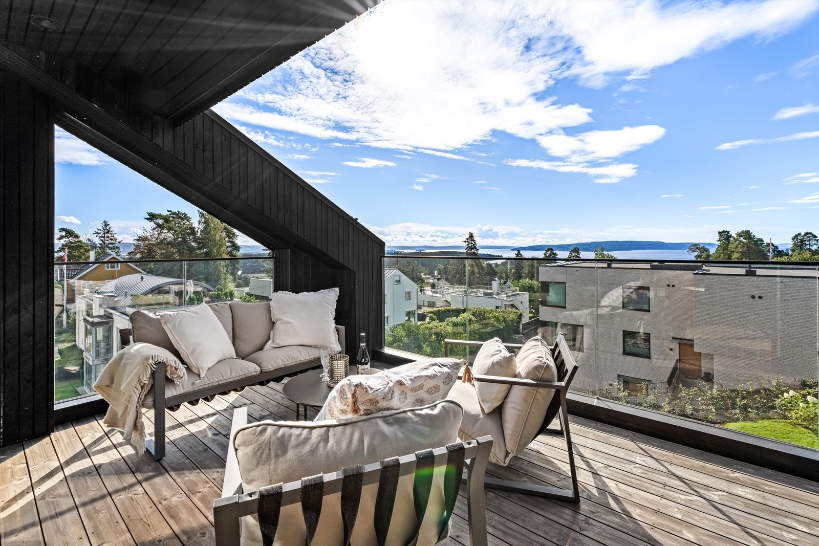 En delikat utsikts-/toppleilighet fra 2024 på 139m² gulvareal på et høydedrag. Høy standard med 2 garasjeplasser og heis! Galleribilde