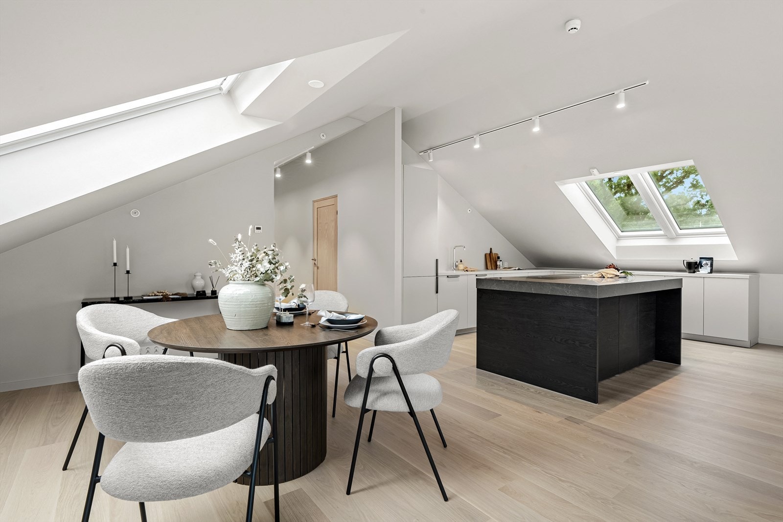 Kjøkkenet fremstår som en eksklusiv arbeidsstasjon for den matglade, samtidig som det er et naturlig samlingspunkt i hjemmet Galleribilde