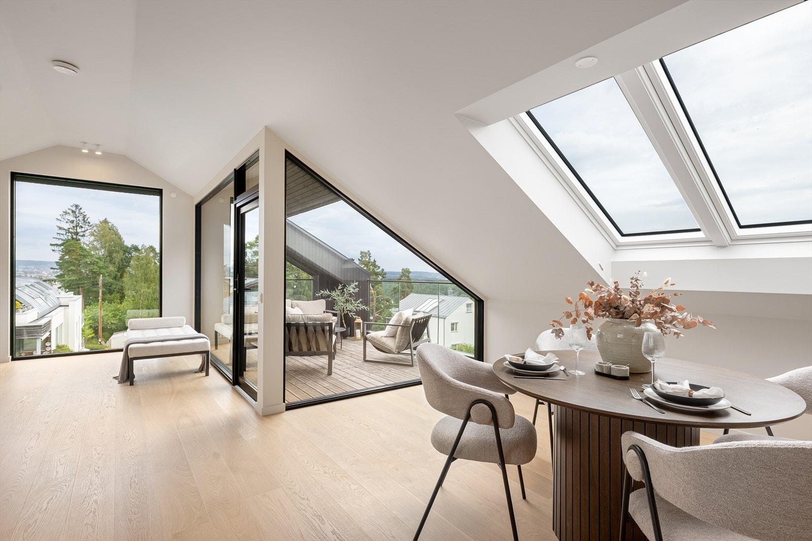 Den nøye gjennomtenkte planløsningen gir rommet en harmonisk balanse mellom funksjon og estetikk Galleribilde