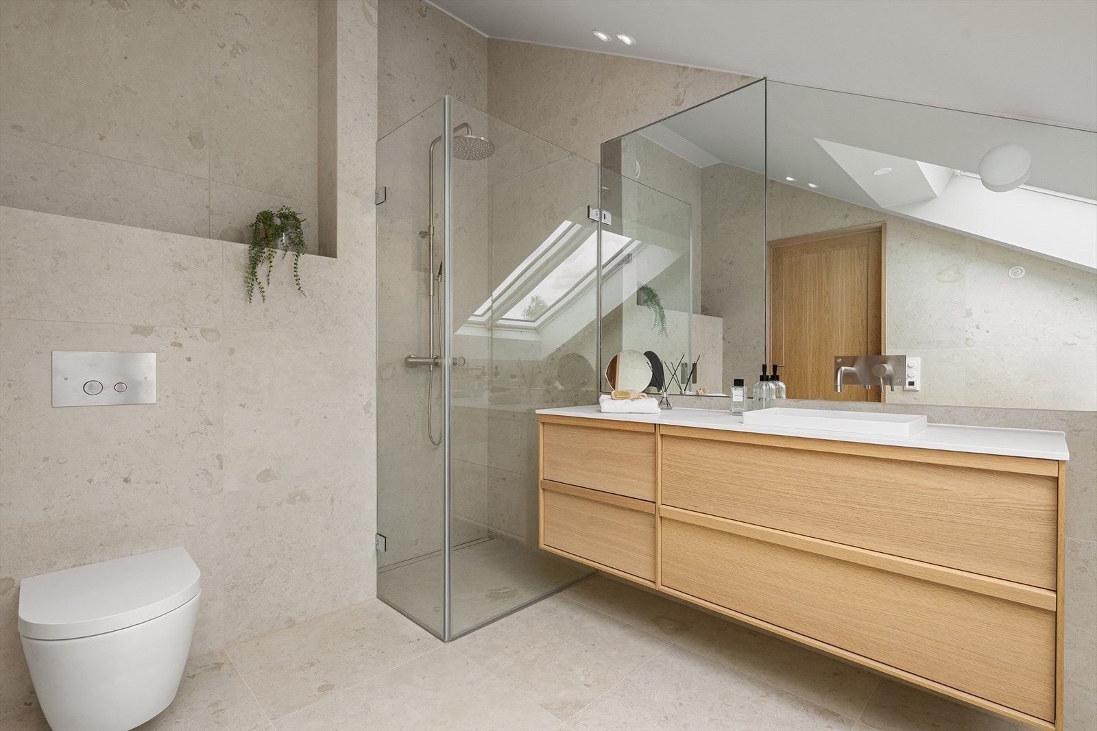 Bad en-suite - Baderommene er innredet med stilfulle og funksjonelle løsninger fra Haven og Duravitt Galleribilde