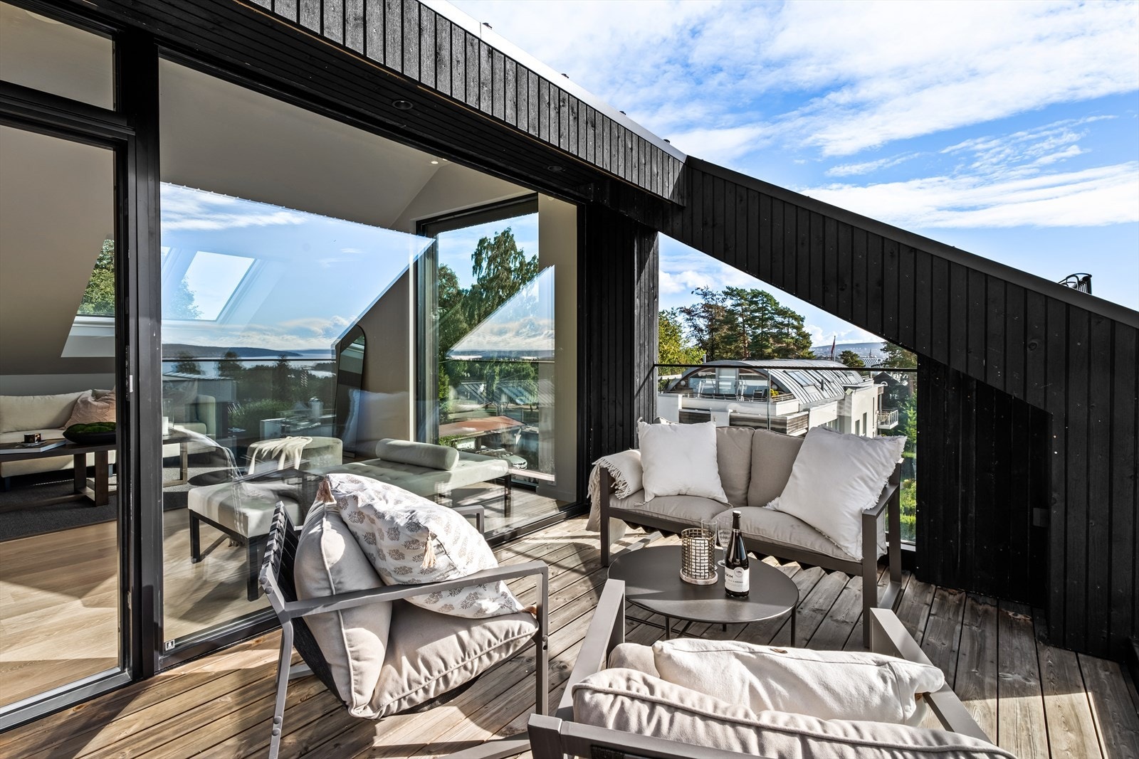 Stor solrik takterrasse på hele 10 m² med fantastisk sjøutsikt Galleribilde