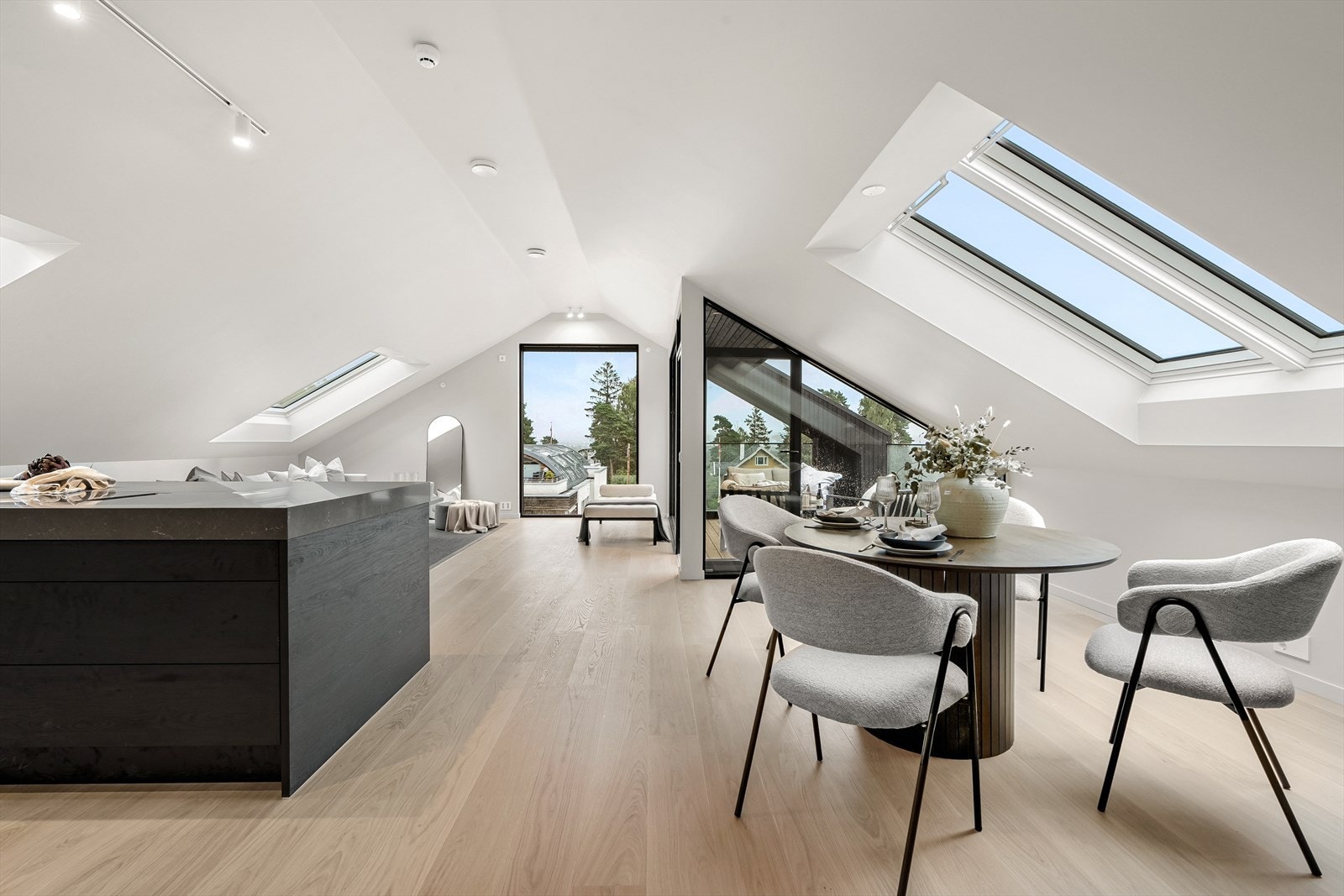 Mønehøyde er målt til ca. 3,00 m i stue/kjøkken. Sammen med de store vindusflatene gjør dette at leiligheten oppfattes svært luftig og lys Galleribilde