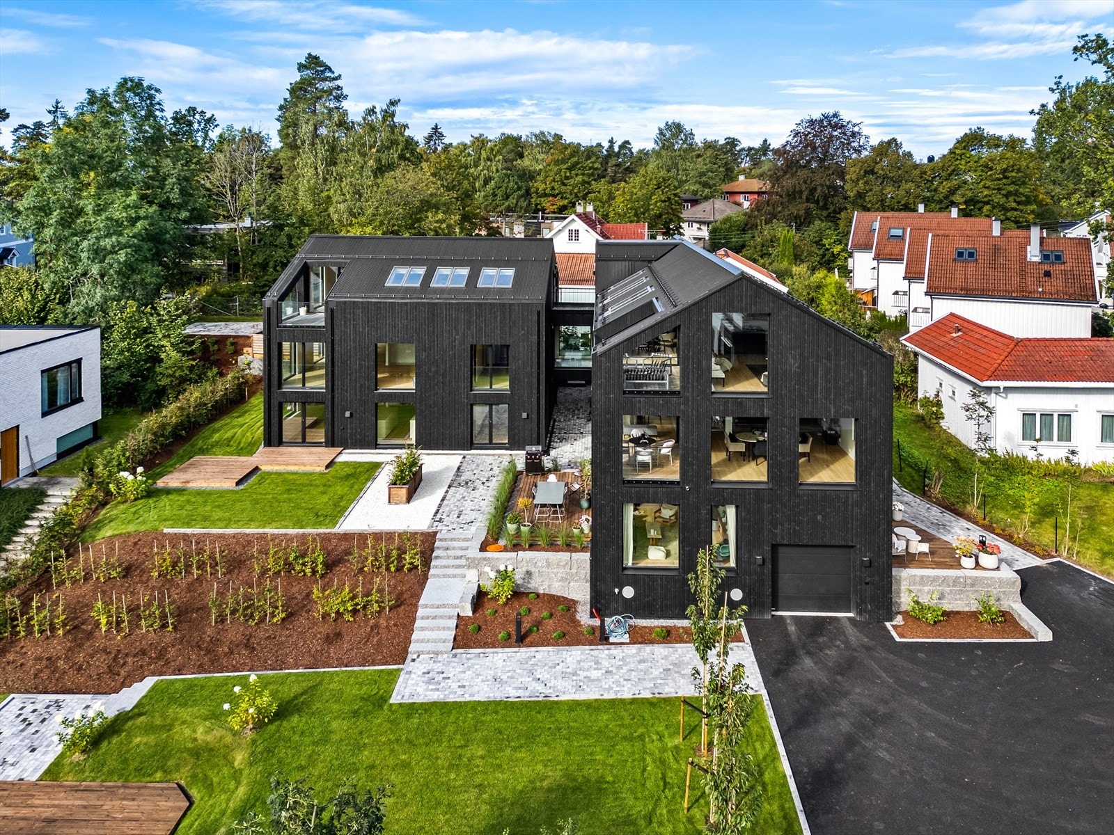 Fasaden er kledd med eksklusivt treverk fra Superwood, som gir bygningen et moderne og holdbart ytre med et naturlig preg Galleribilde