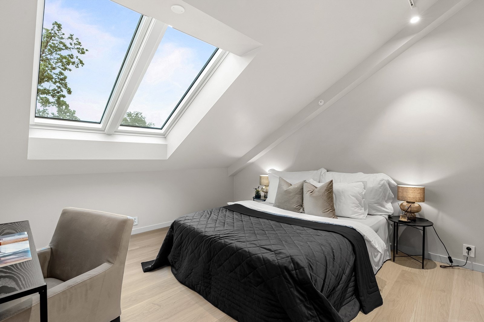 Soverom 2 har god plass til dobbeltseng og tilhørende soveromsmøblement Galleribilde