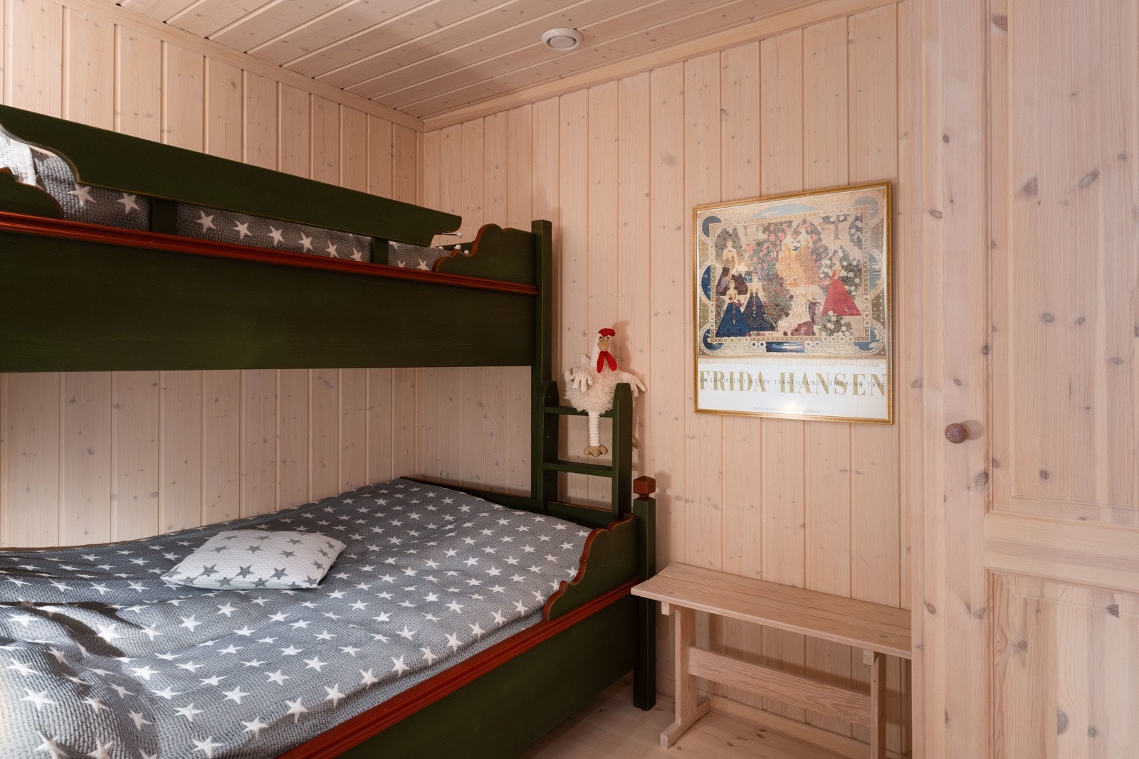 Det medfølger to familiekøyer, uten madrasser. Galleribilde