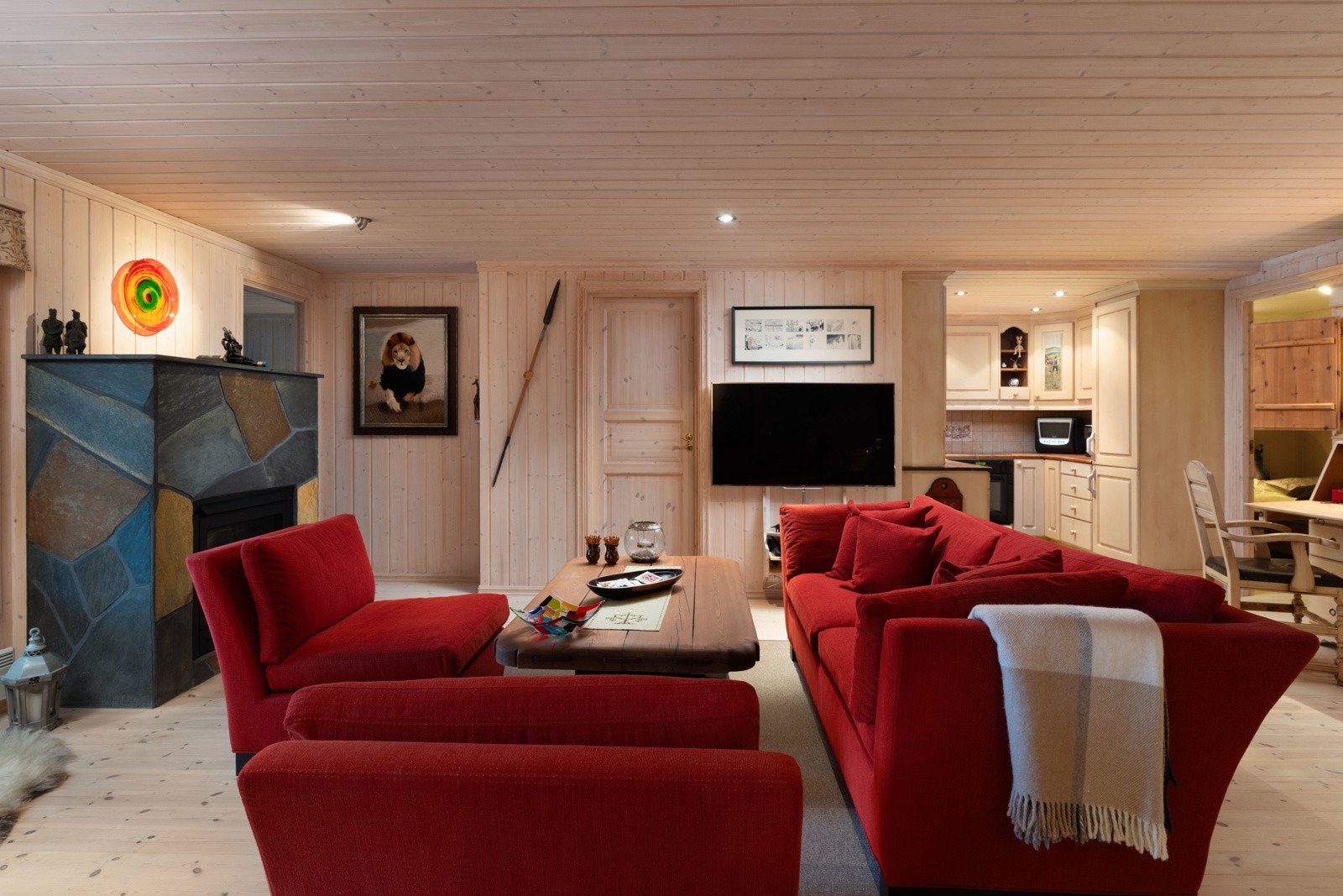 Etter en lang dag ute kan man komme inn å varme seg foran en gasspeis kledd med skiferstein. Galleribilde