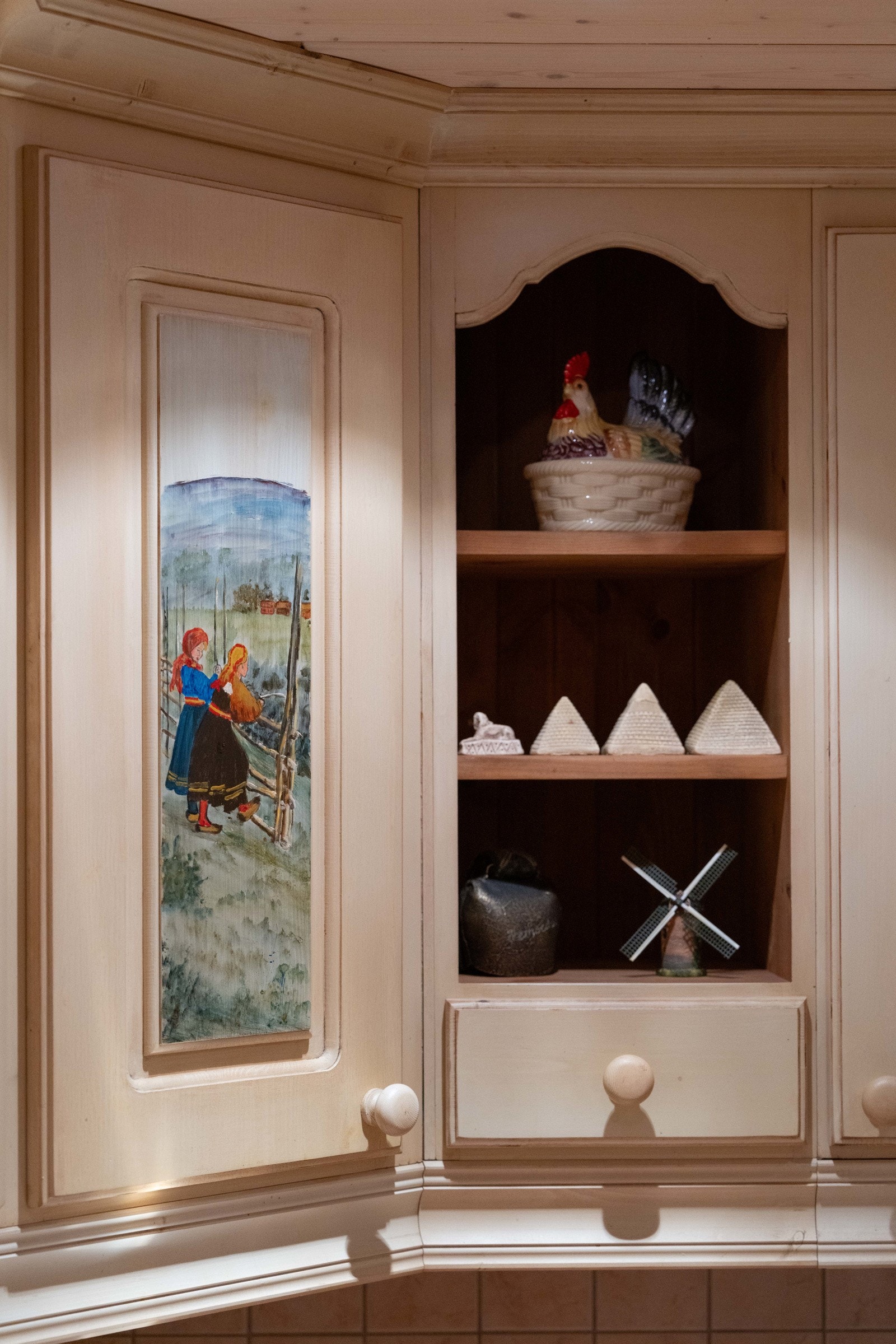 Innredningen har lyse, profilerte fronter, vitrineskap og malte motiver på to fronter. Galleribilde