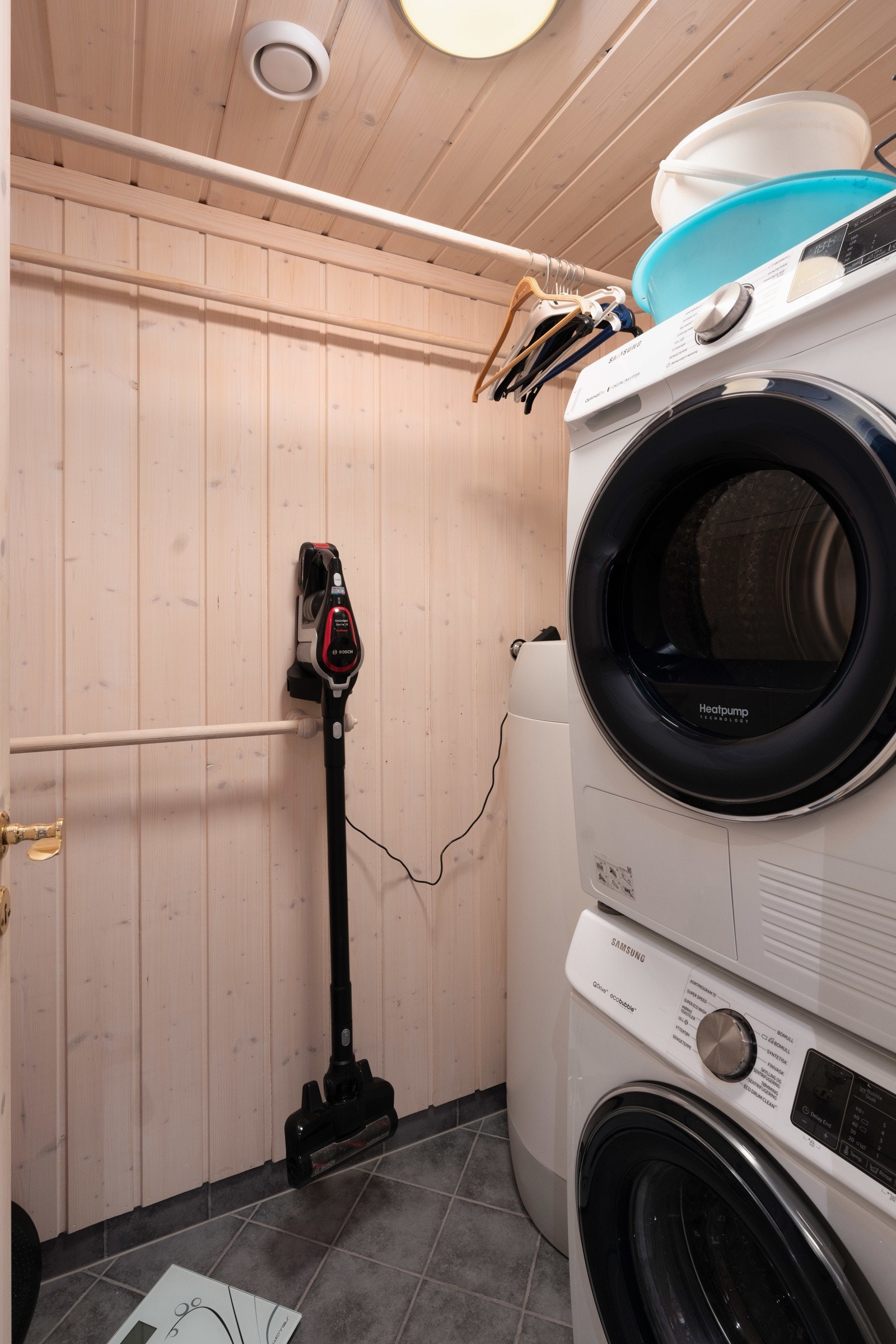Vaskerommet har opplegg for vaskemaskin og plass til tørketrommel, og plassbygde skap og hyller gir mye oppbevaring. Galleribilde