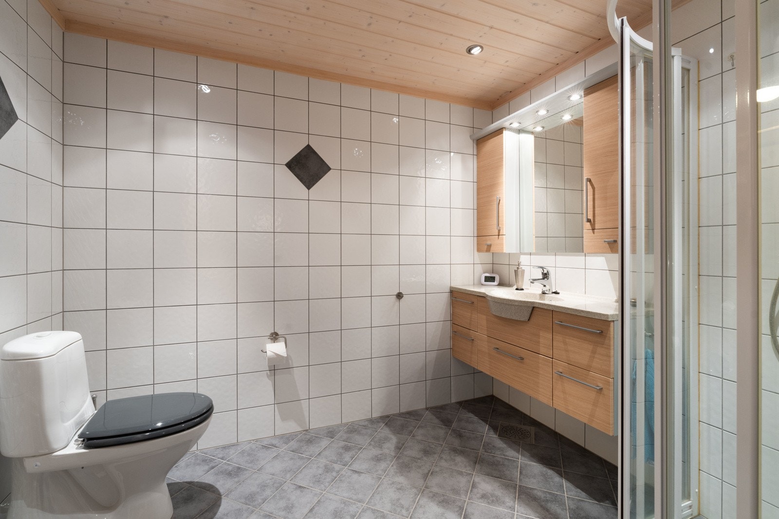 Planløsningen byr på et bad og et eget vaskerom vegg i vegg - med sammenhengende gulv. Galleribilde