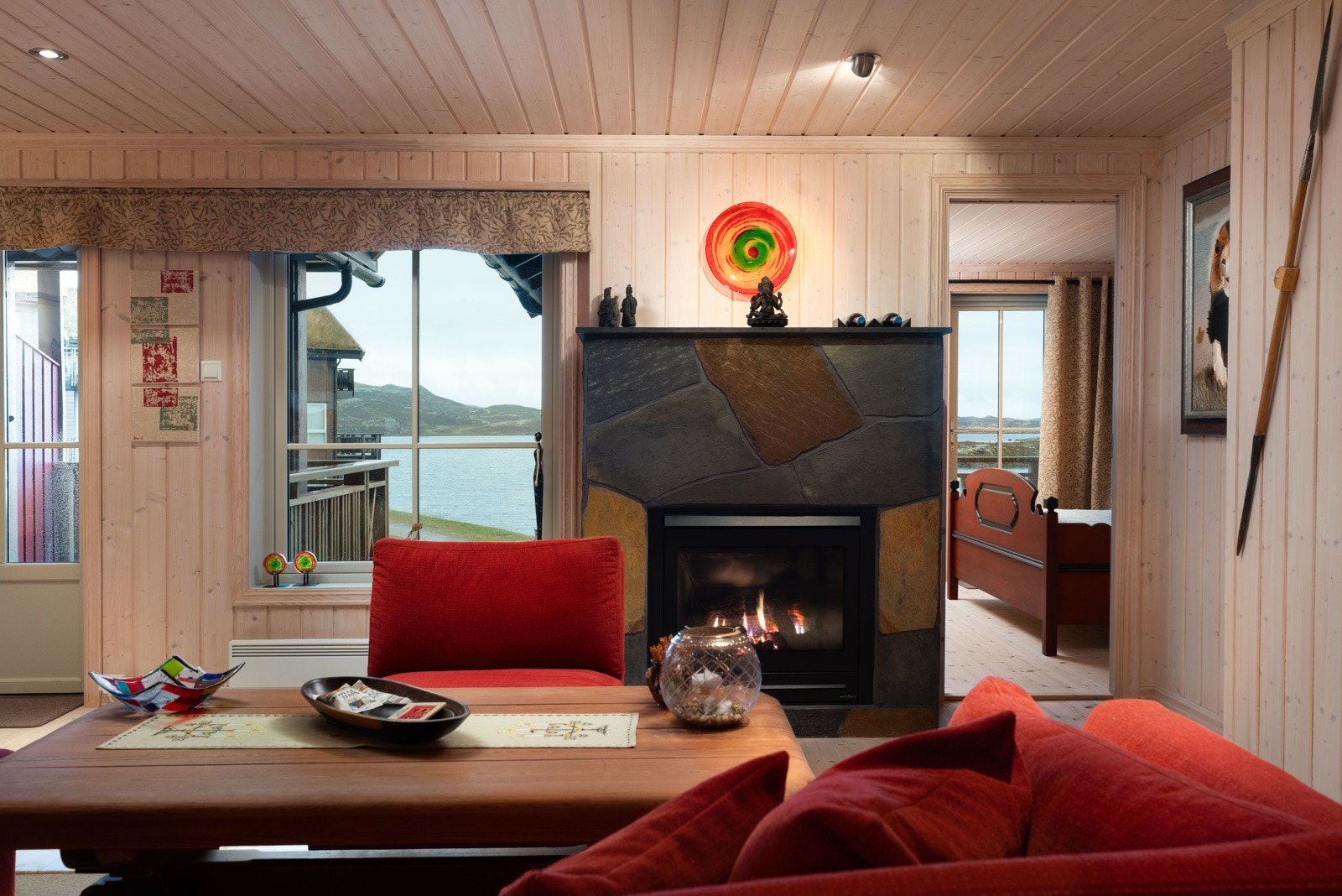 Dagslyset suppleres ypperlig av downlights rundt store deler av himlingen, og en glassdør fører ut til en overbygd veranda. Galleribilde